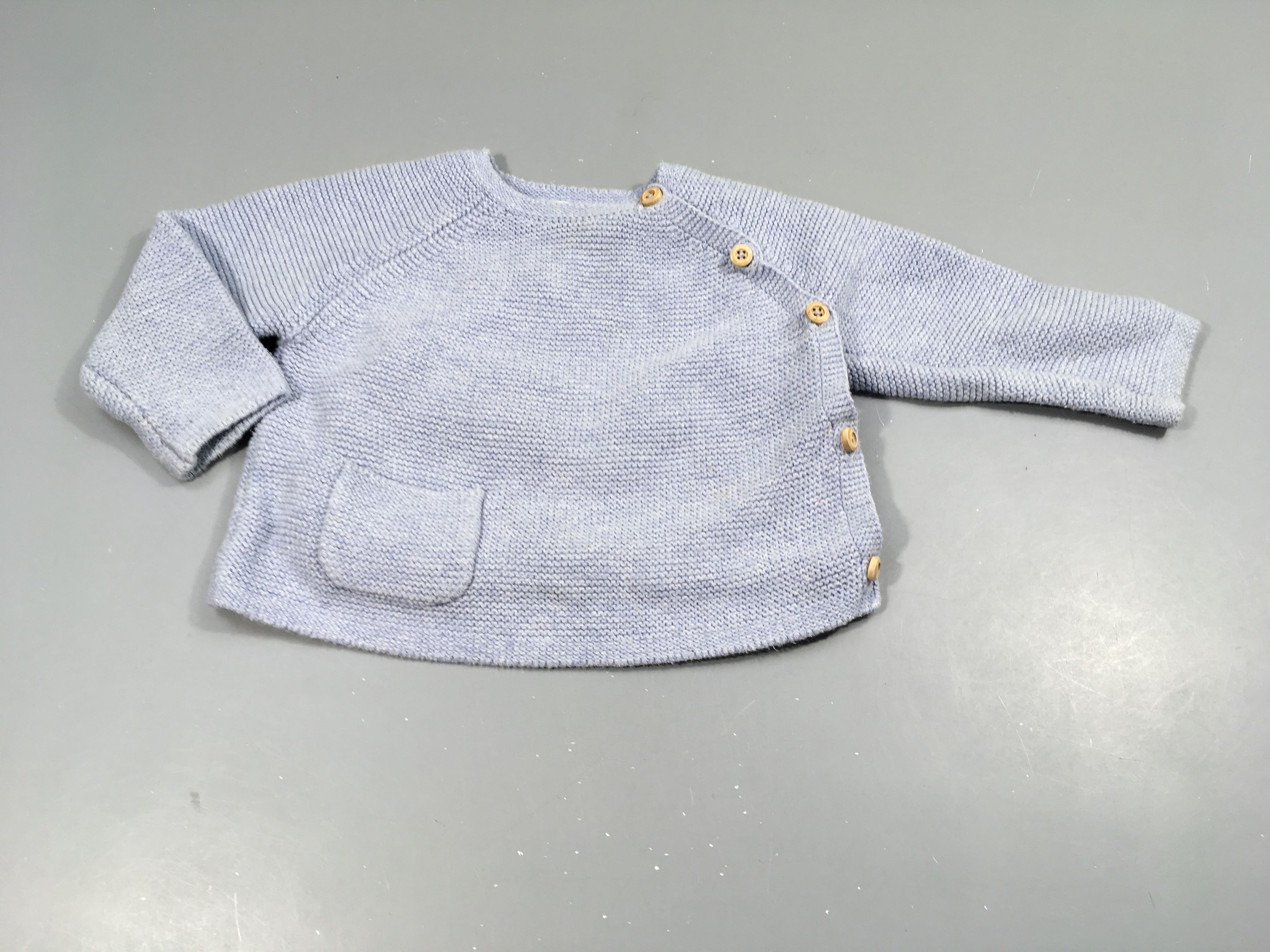 Pull  tricot bleu clair, 3 petits boutons