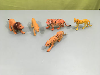 Lot de 5 figurines félins en plastique