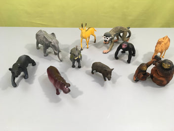 Lot de 11 figurines en plastique animaux (éléphant, paresseux,...)