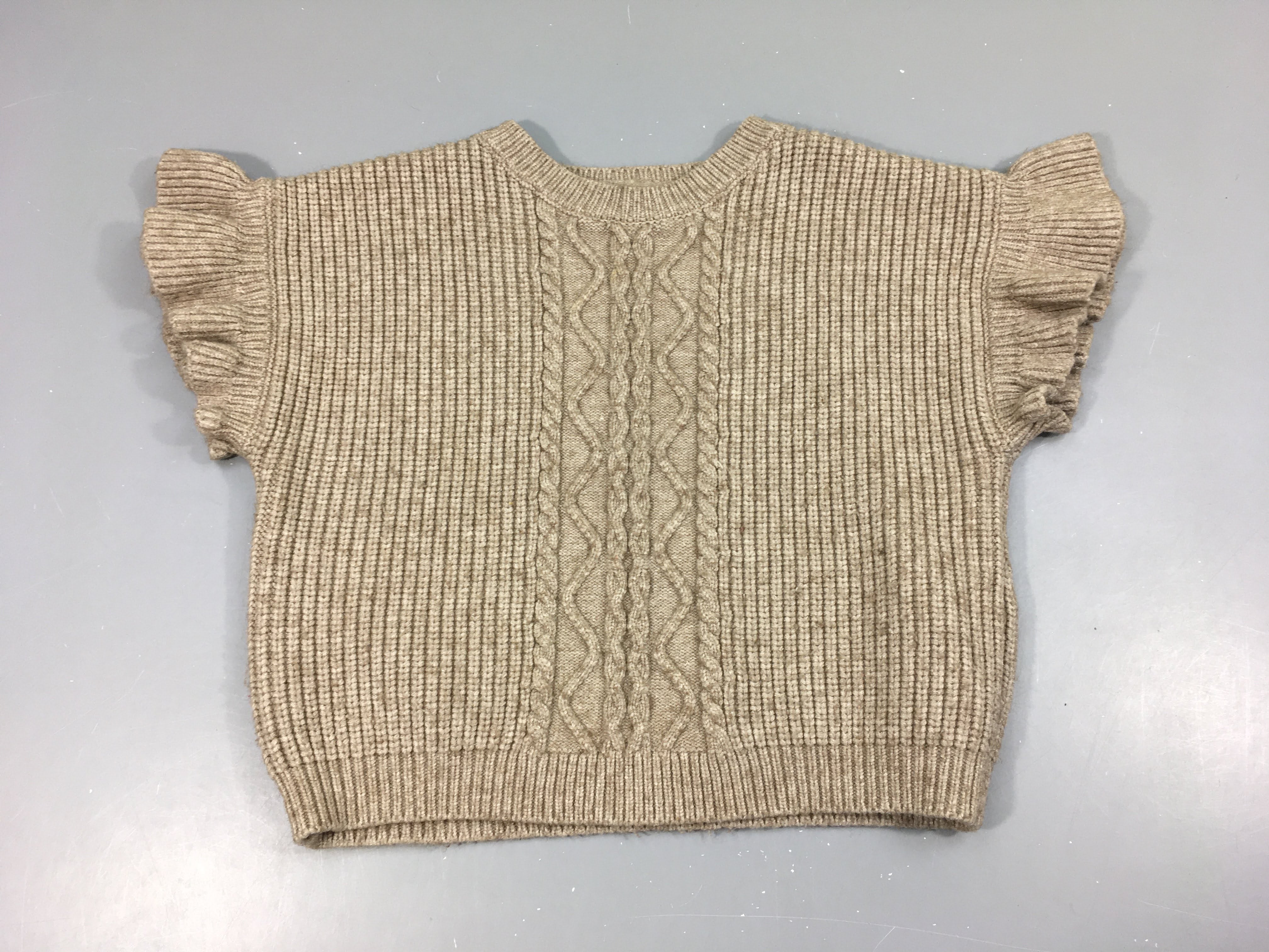 Pull m.c torsades beige, froufrous sur les manches