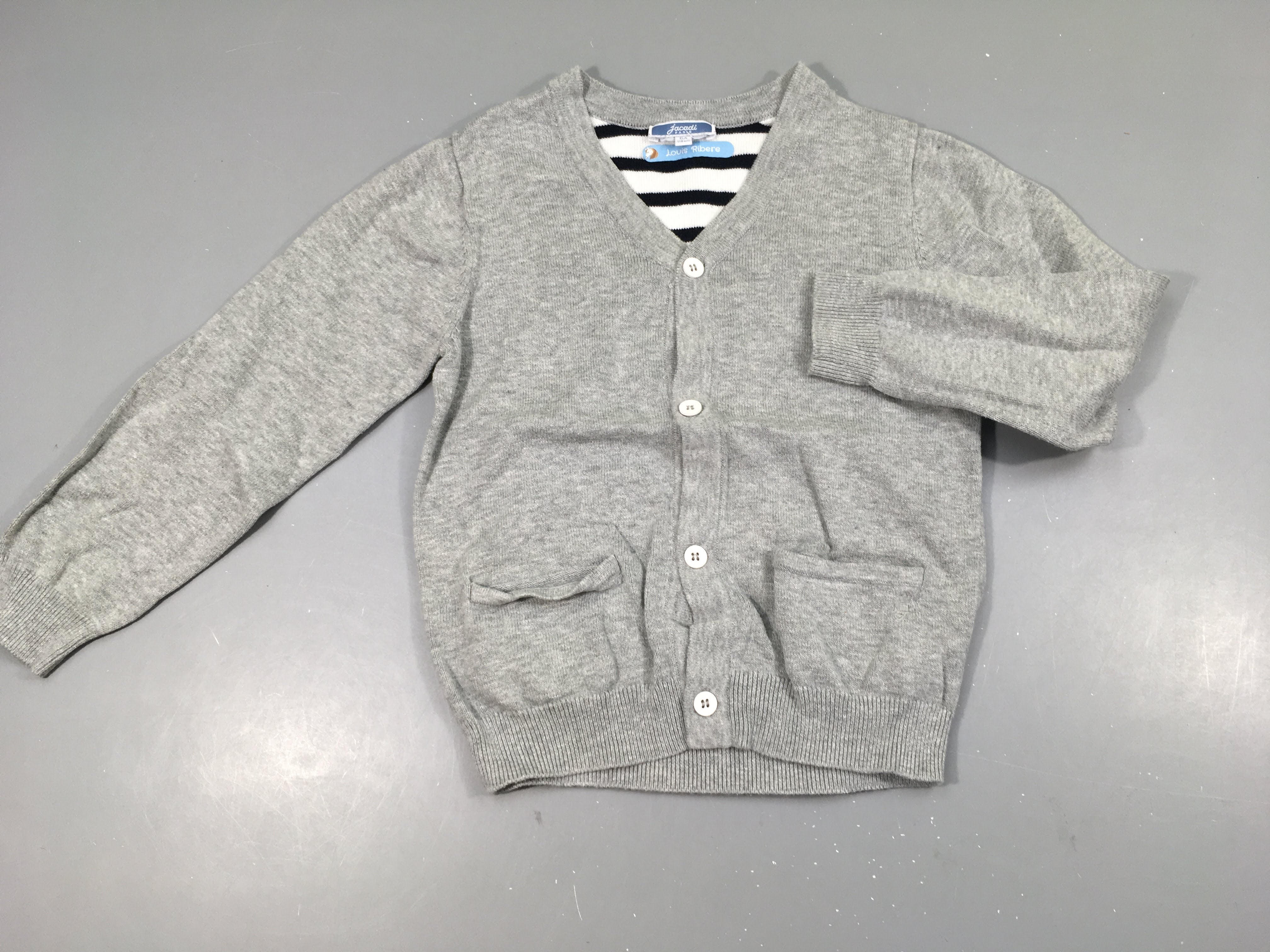 Gilet gris, légèrement bouloché