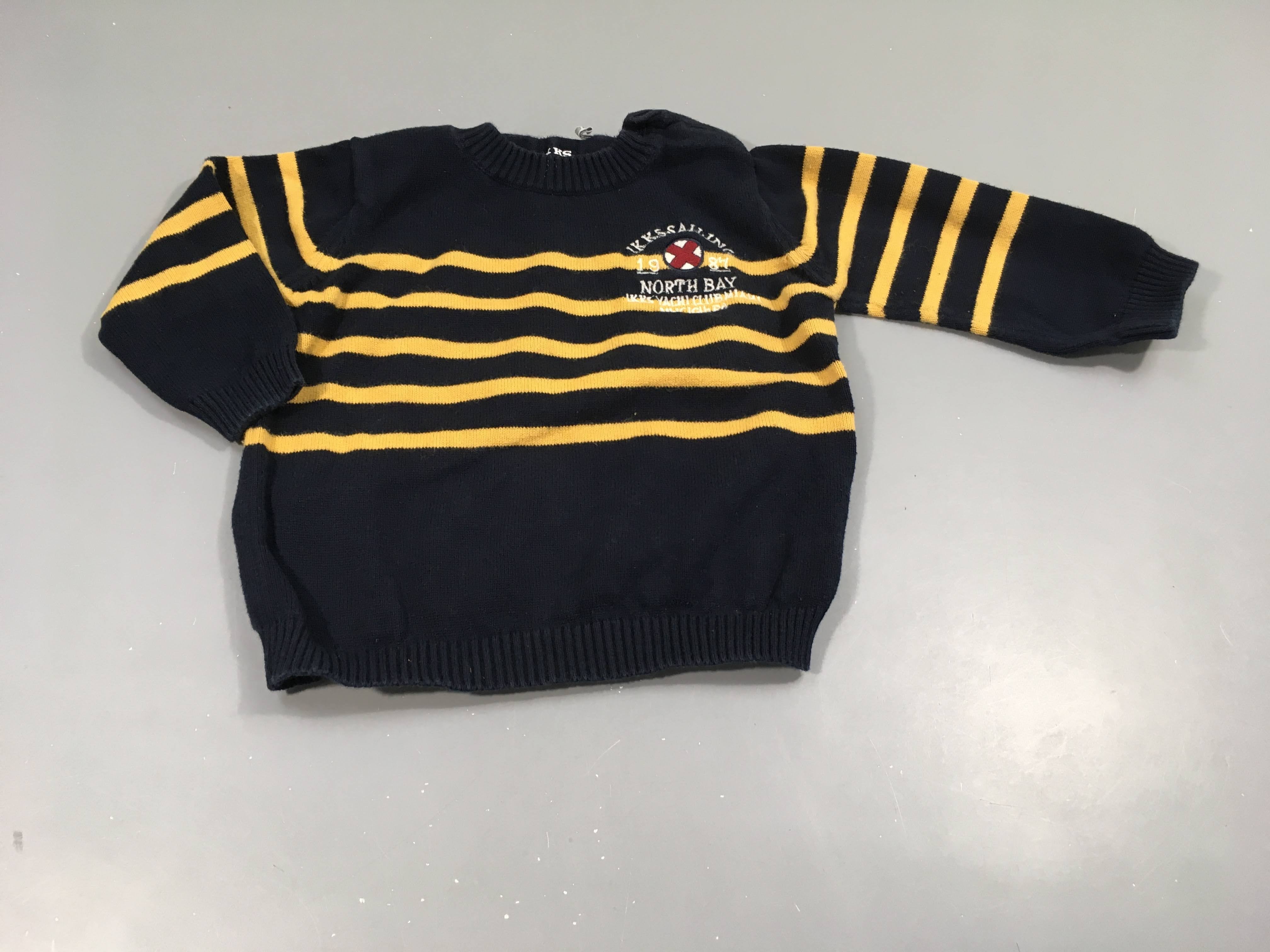 Pull bleu marine rayé jaune  
