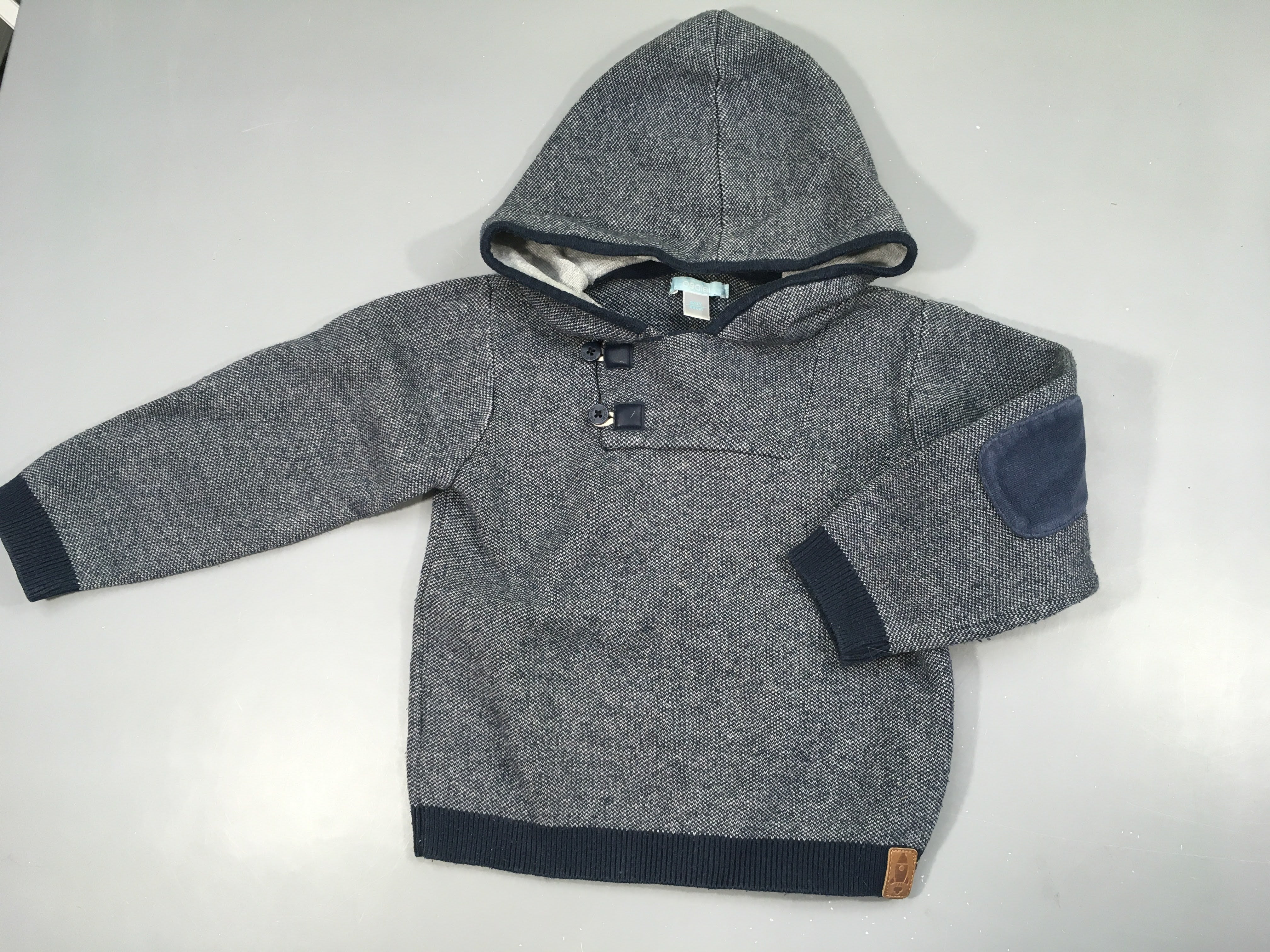 Sweat bleu/blanc chiné à capuche boutons, légèrement bouloché