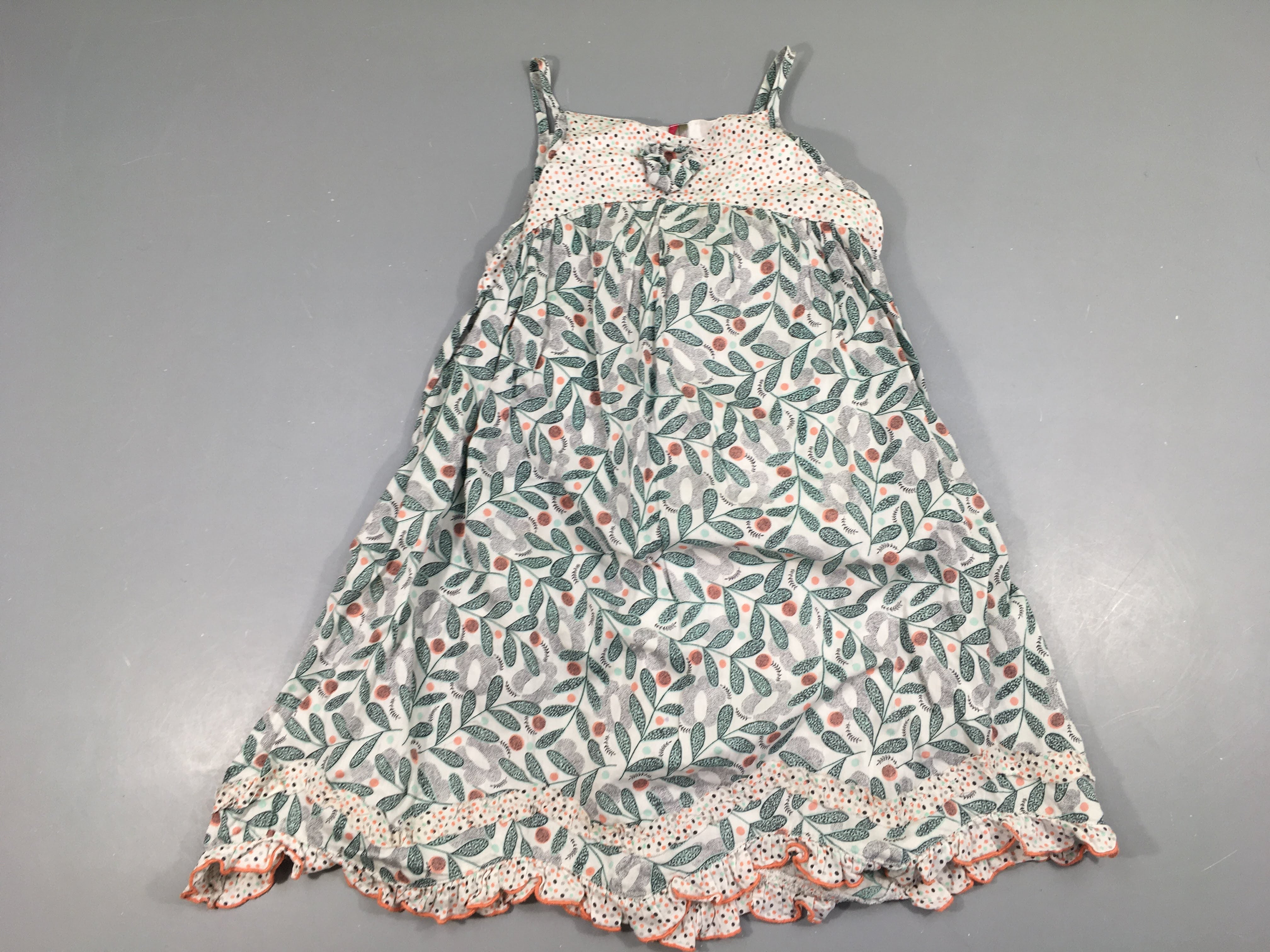 Robe fines bretelles blanche feuillage bleu clair/rose pois