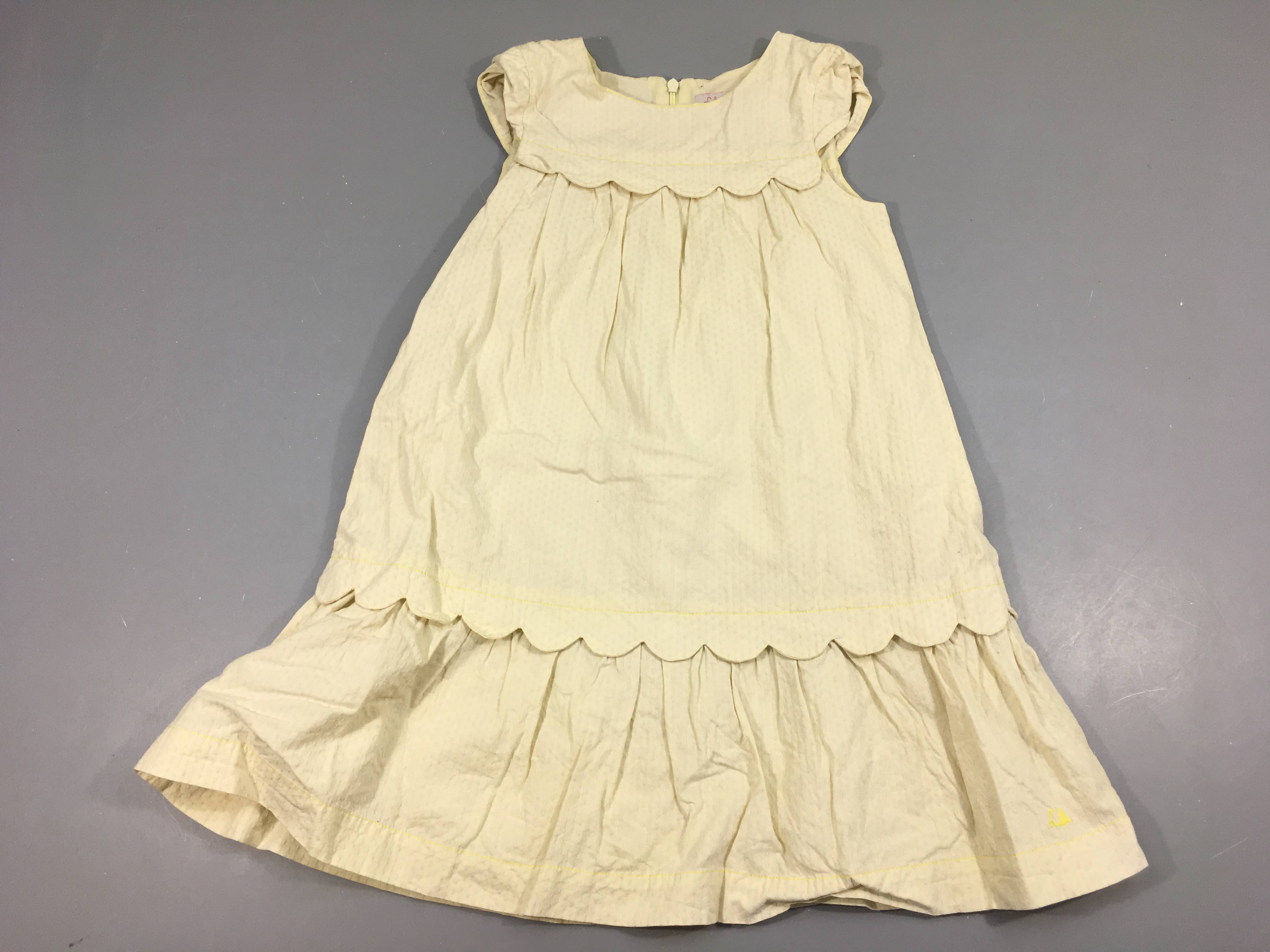 Robe m.c jaune pâle arrondis à l'avant