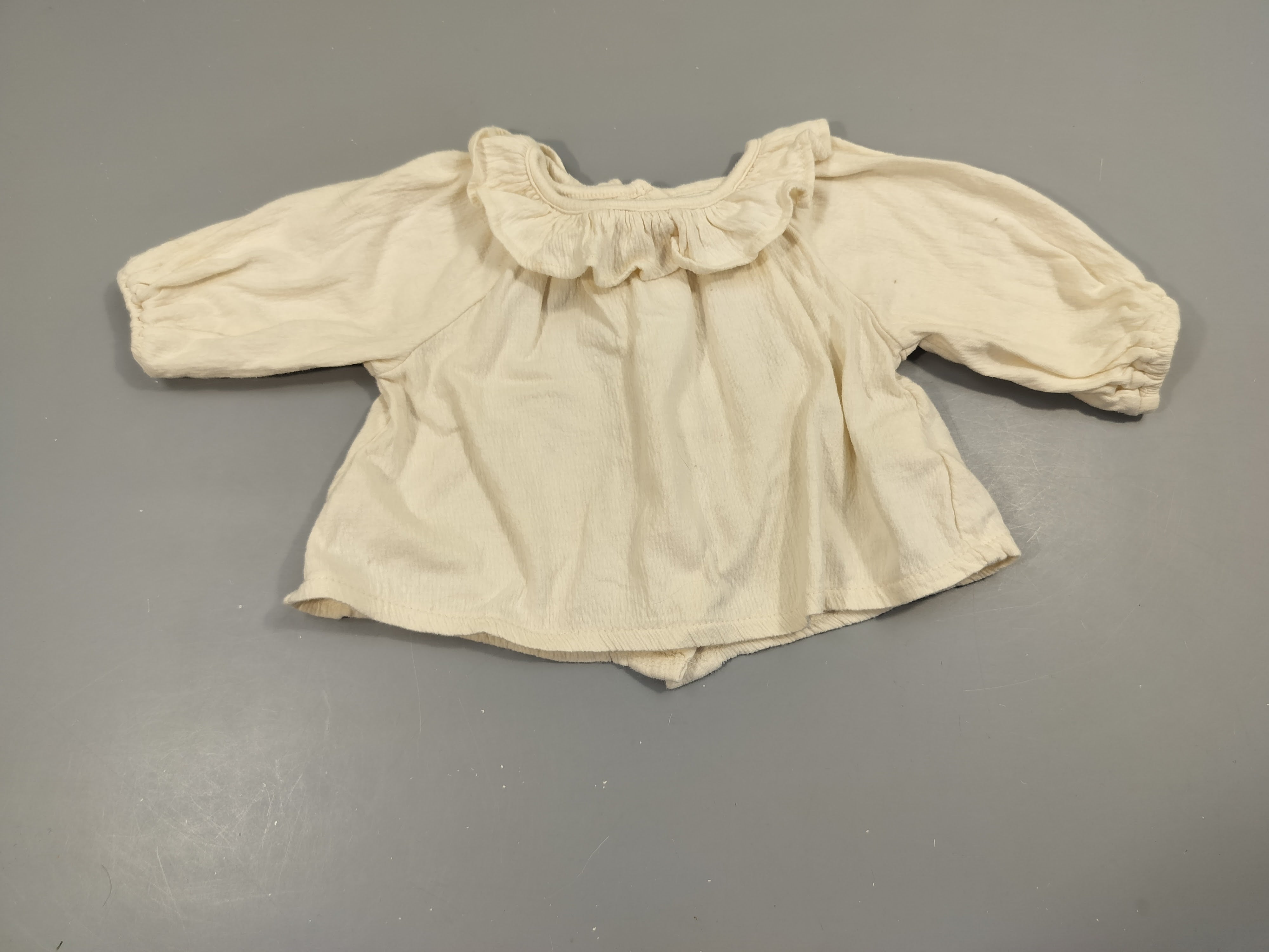 Blouse m.l beige texturé  , col dentelle