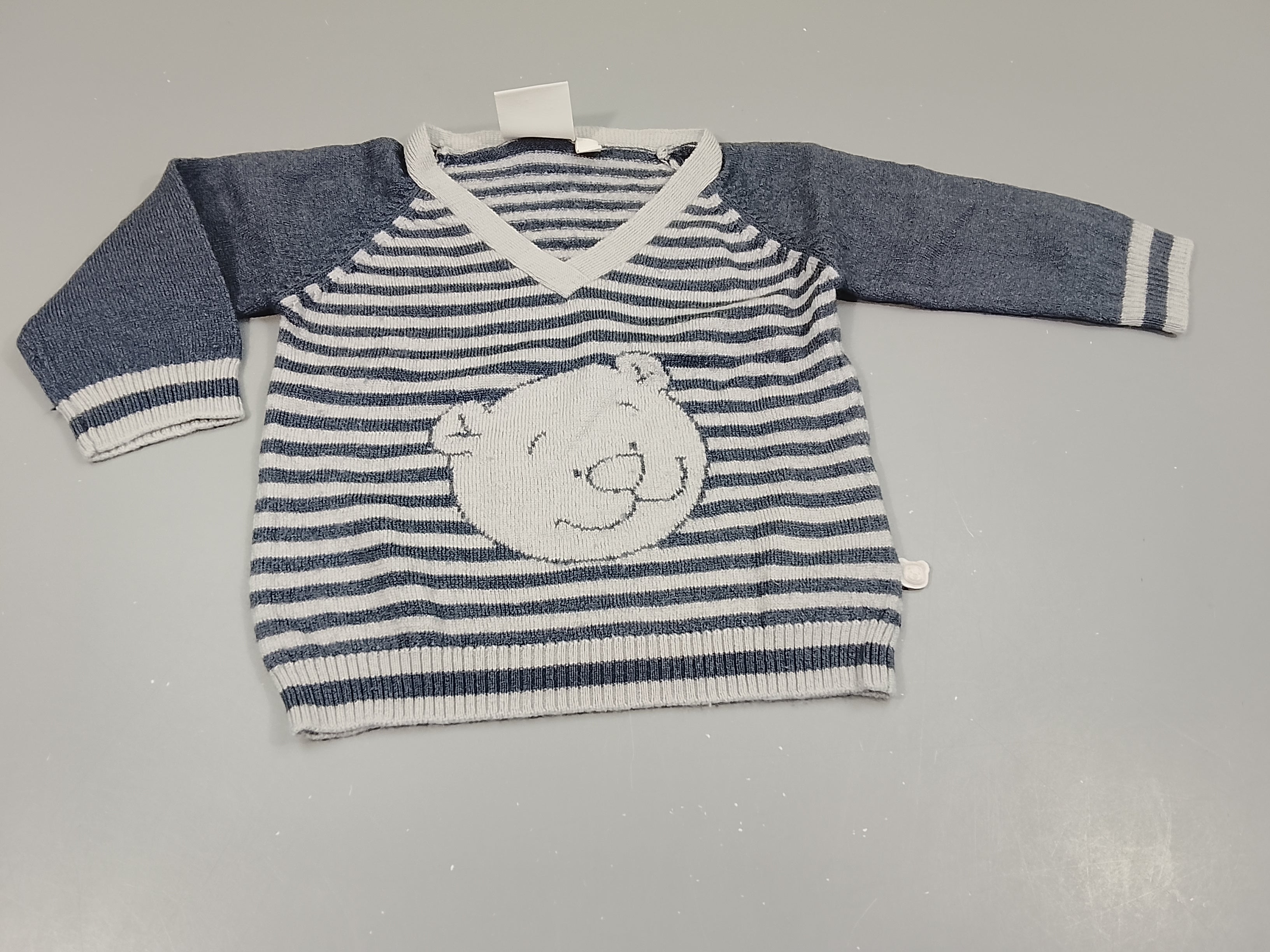Pull col V  bleu rayé gris clair , tête d'ours