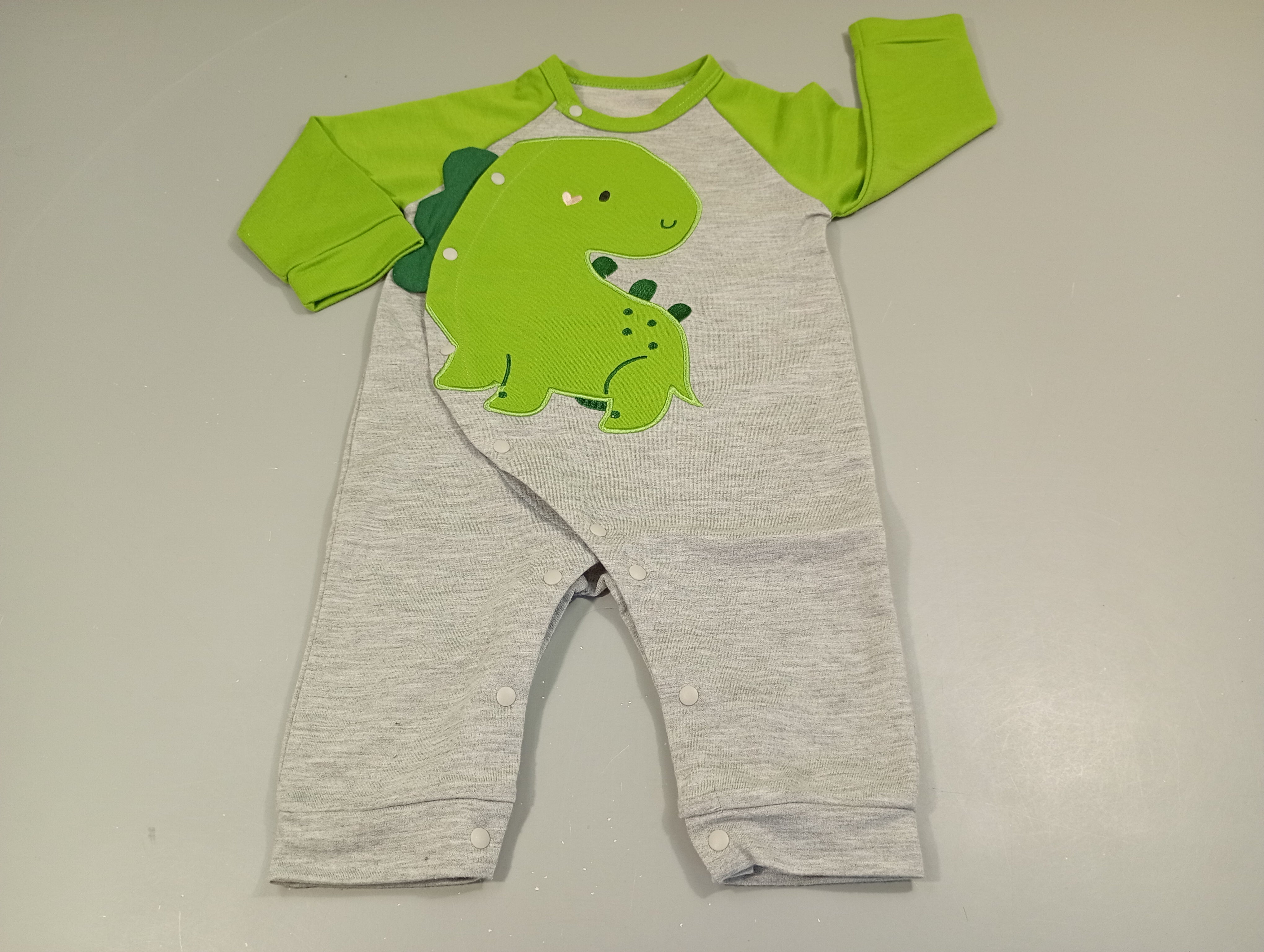 Pyjama  jersey gris flammé, vert , dinosaure.Pas de taille indiquée, estimée 12m