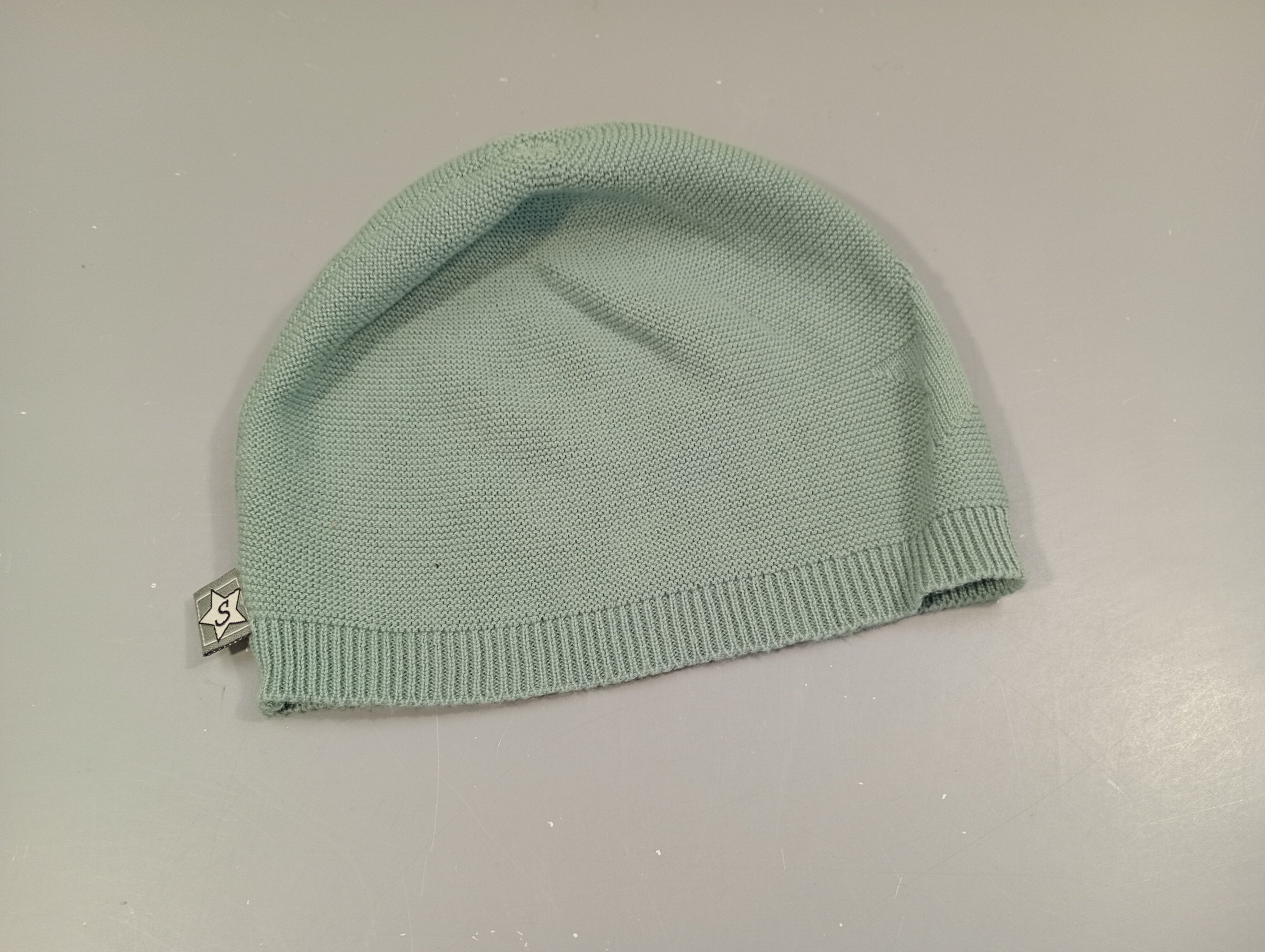 Bonnet vert pâle , étoile. Sterntaler 9-12m  47cm