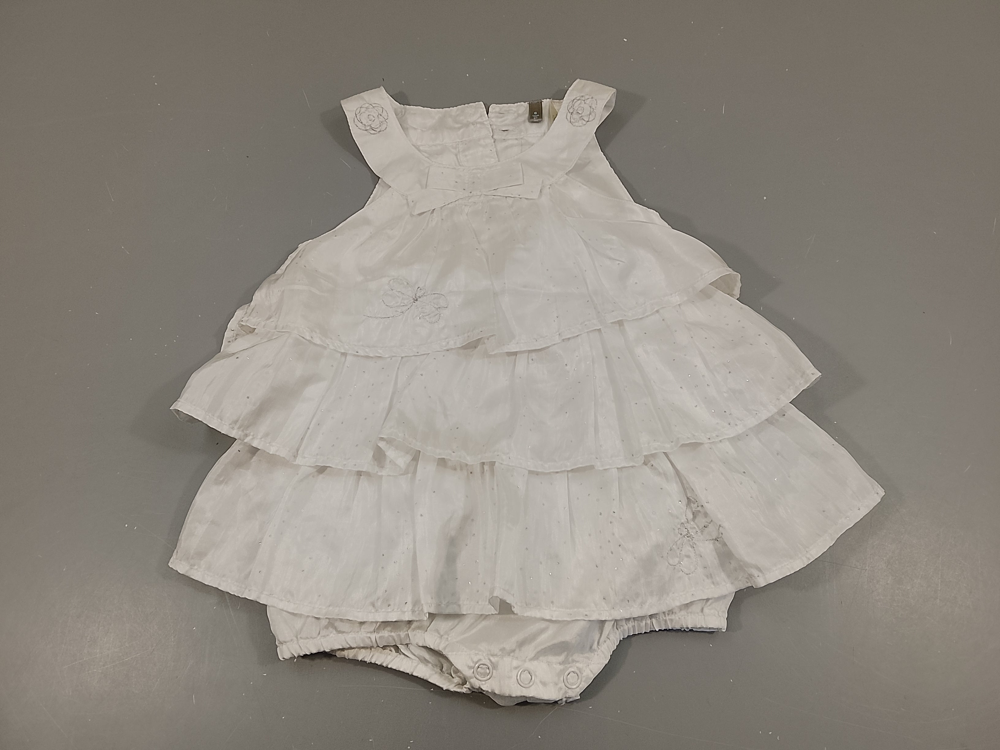 Robe s.m blanche satinée , broderies papillon, fleurs argenté, paillettes argentées (manque quelques unes) avec bloomer intégré