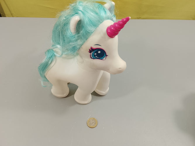 Licorne blanche corne rose, cheveus bleus, moins cher chez Petit Kiwi