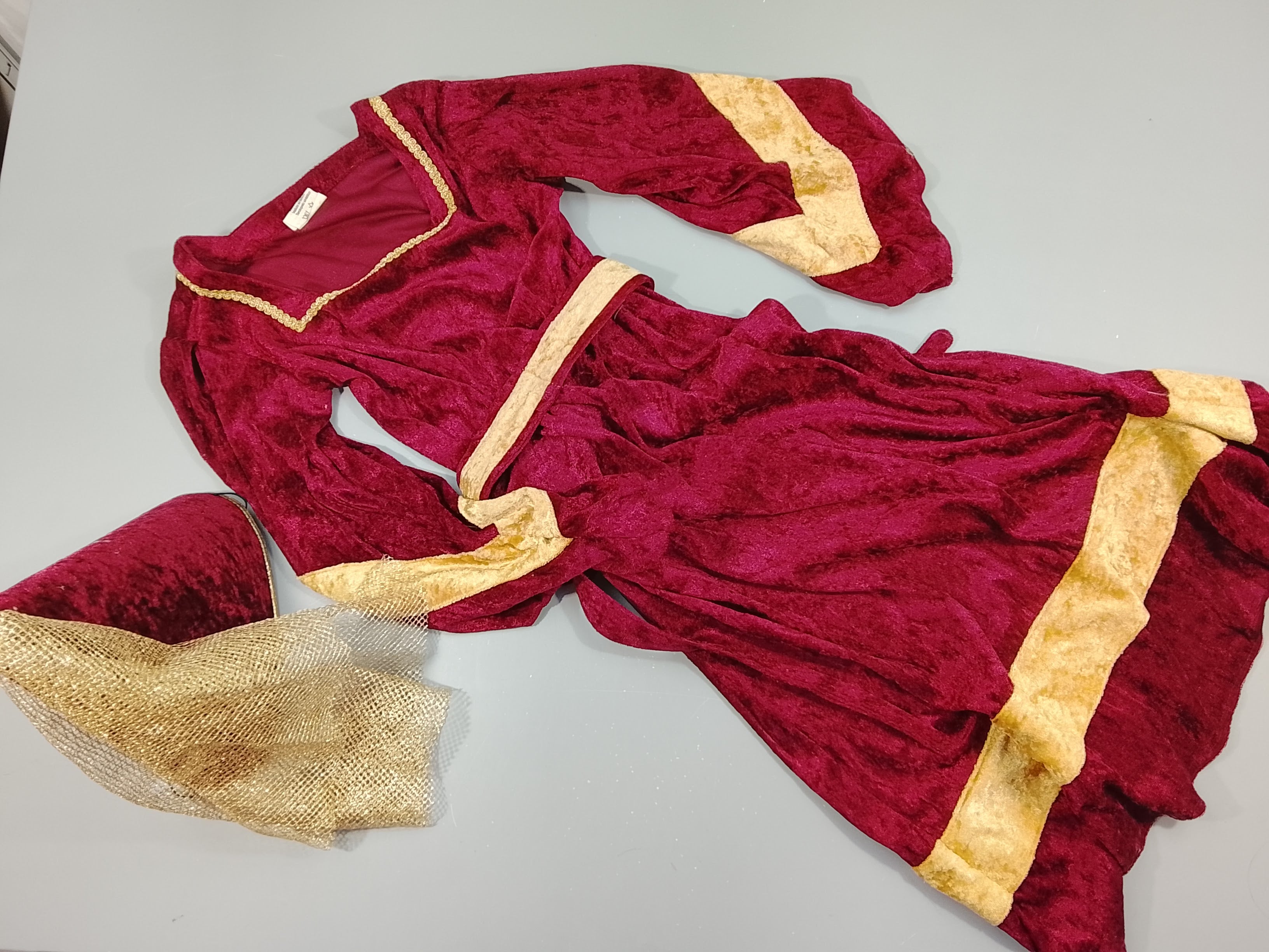 Déguisement reine  médiéval , robe velours bordeau, doré+ chapeau. Pas de taille indiquée estimée 12a