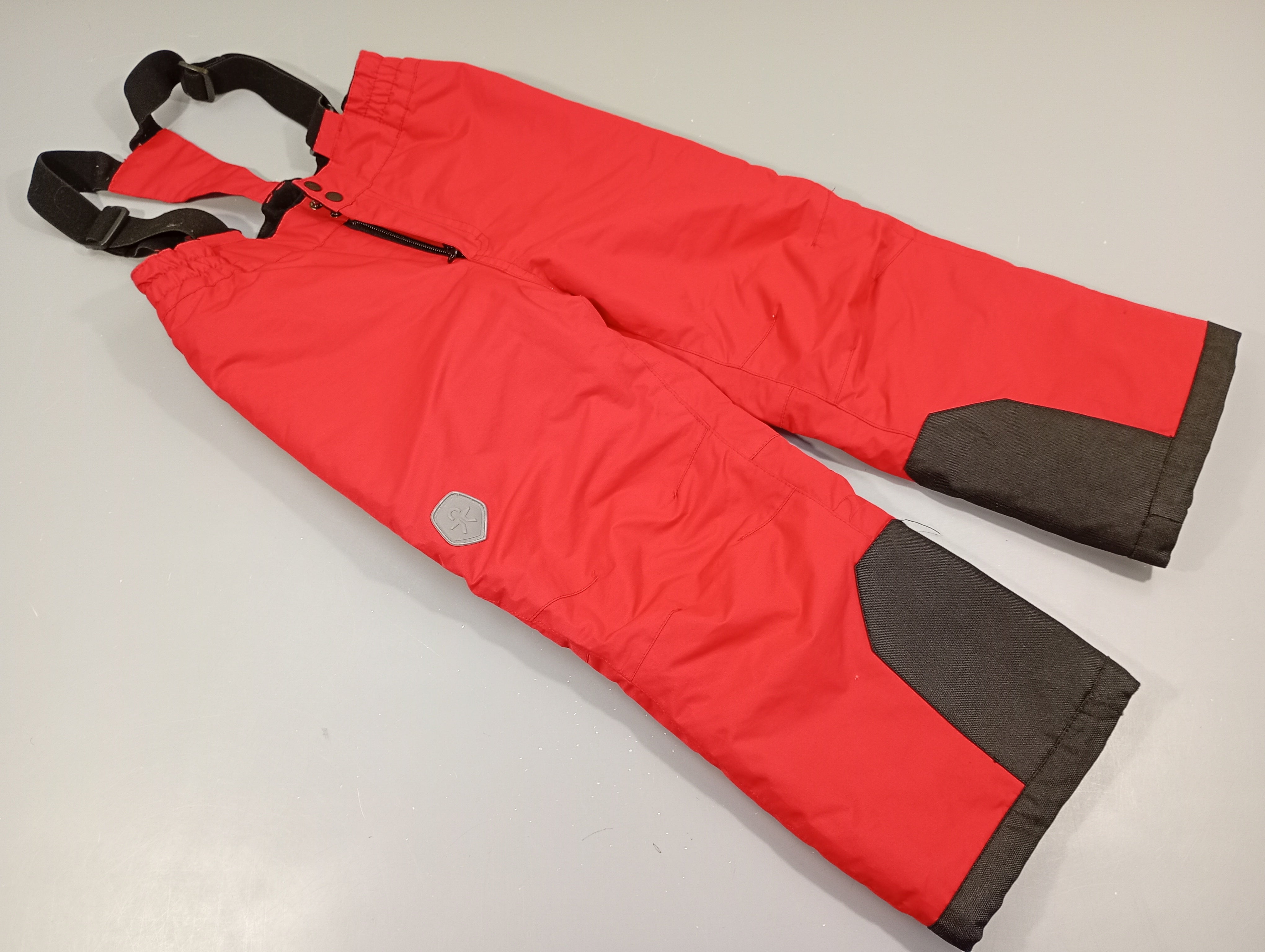 Pantalon de ski rouge et noir à bretelles