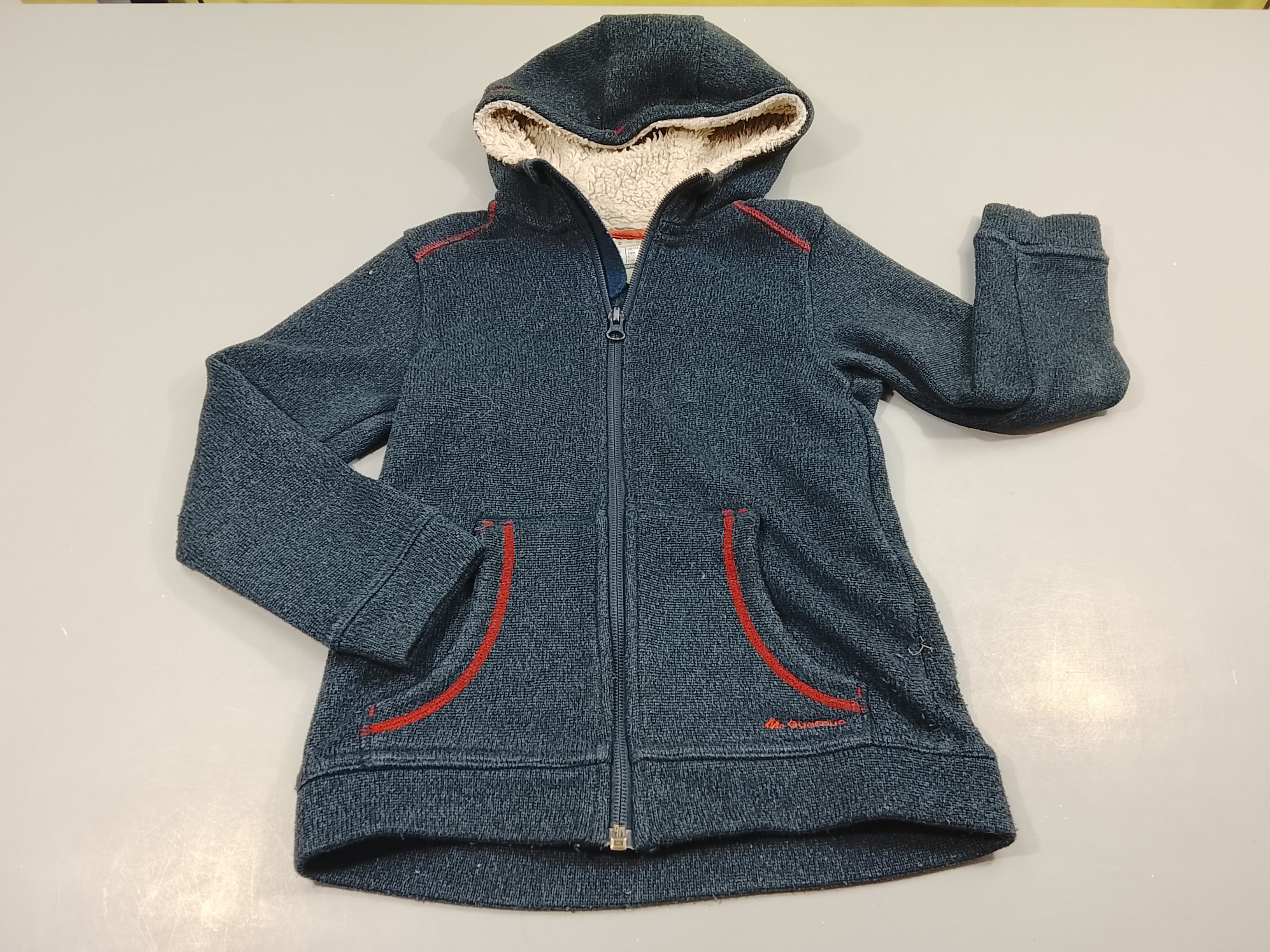 Gilet zippé à capuche bleu marine,  bordures rouges 