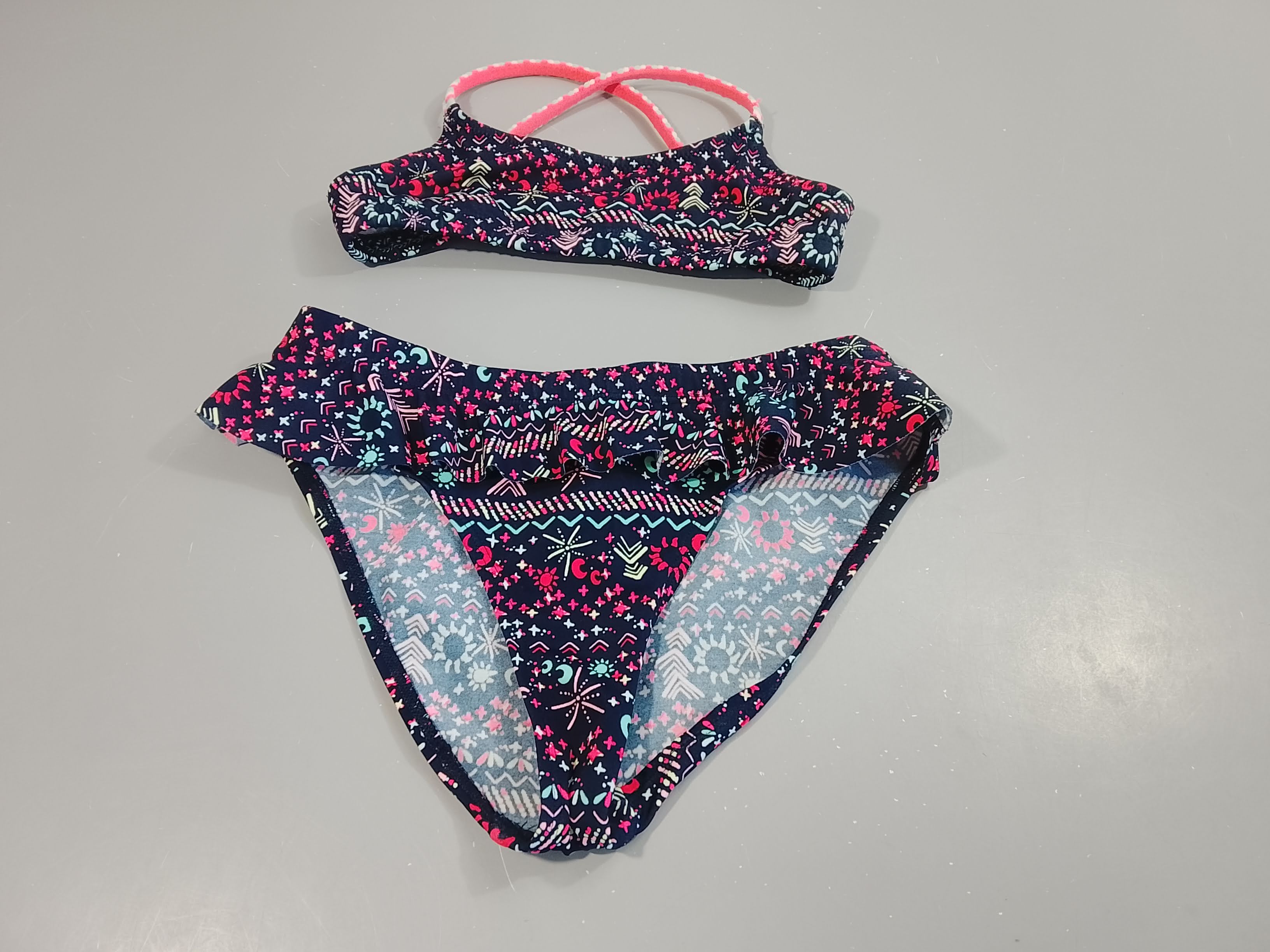 Bikini bleu marine, motifs blanc, rose,bleu, Pas detaille indiquée, estimée  12-13a