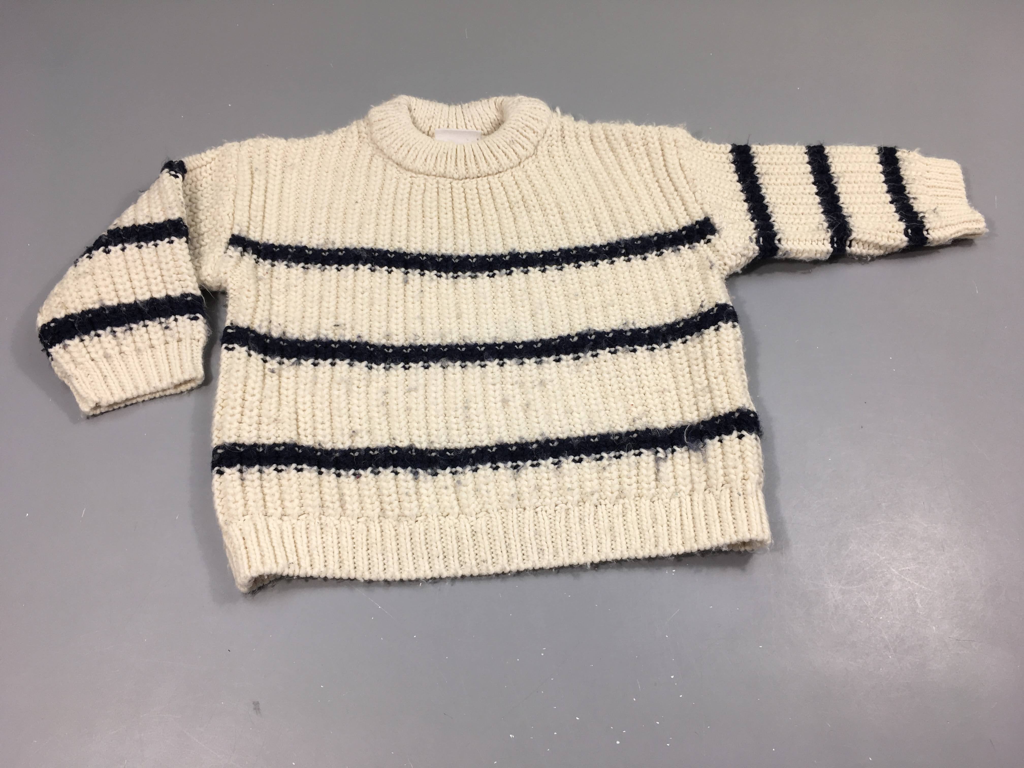 Pull  style tricot crème rayé bleu marine. Bouloché