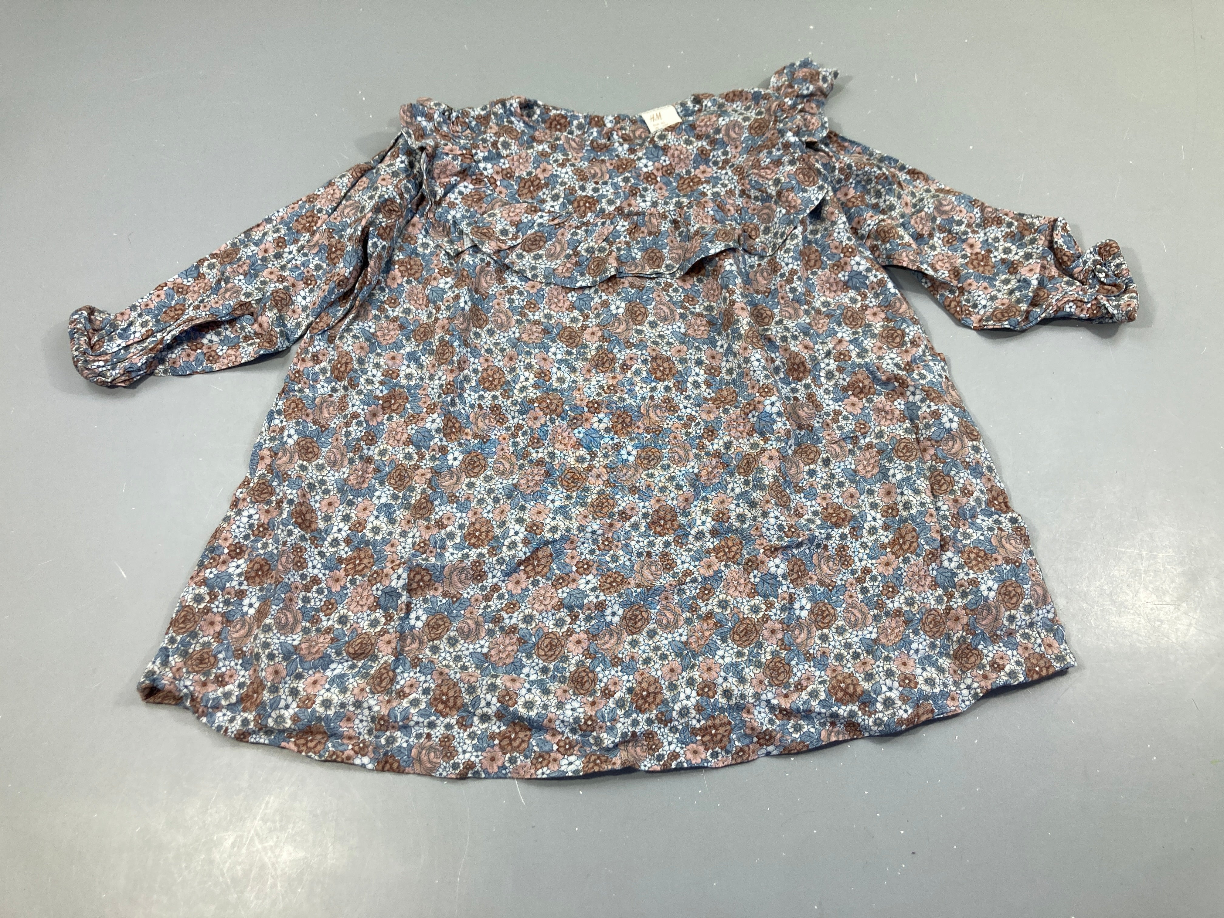 Robe m.l blanche fleurs bleu/vieux rose