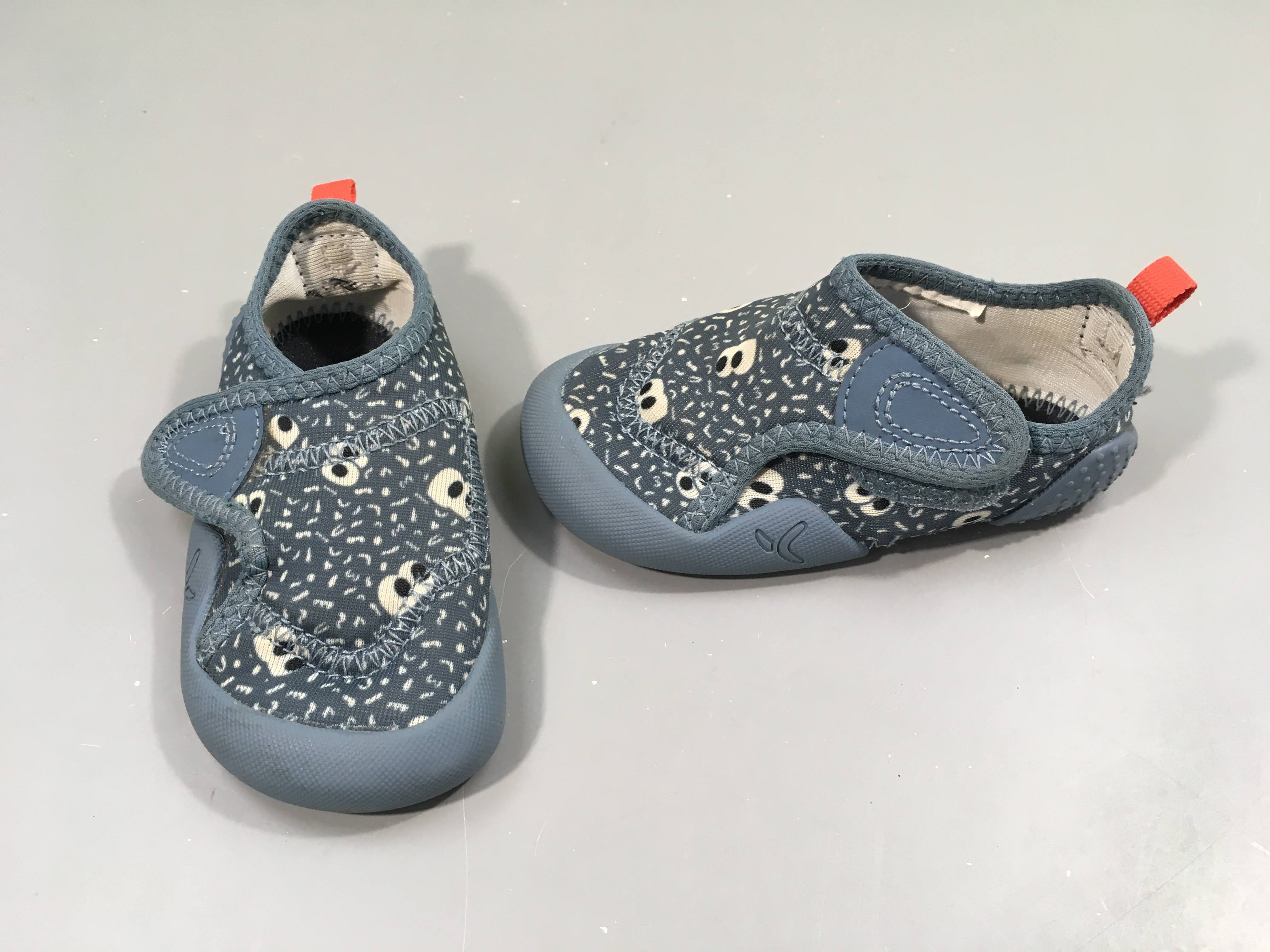 Chaussons antidérapant et respirant bleu à motifs. Pas de pointure indiquée.