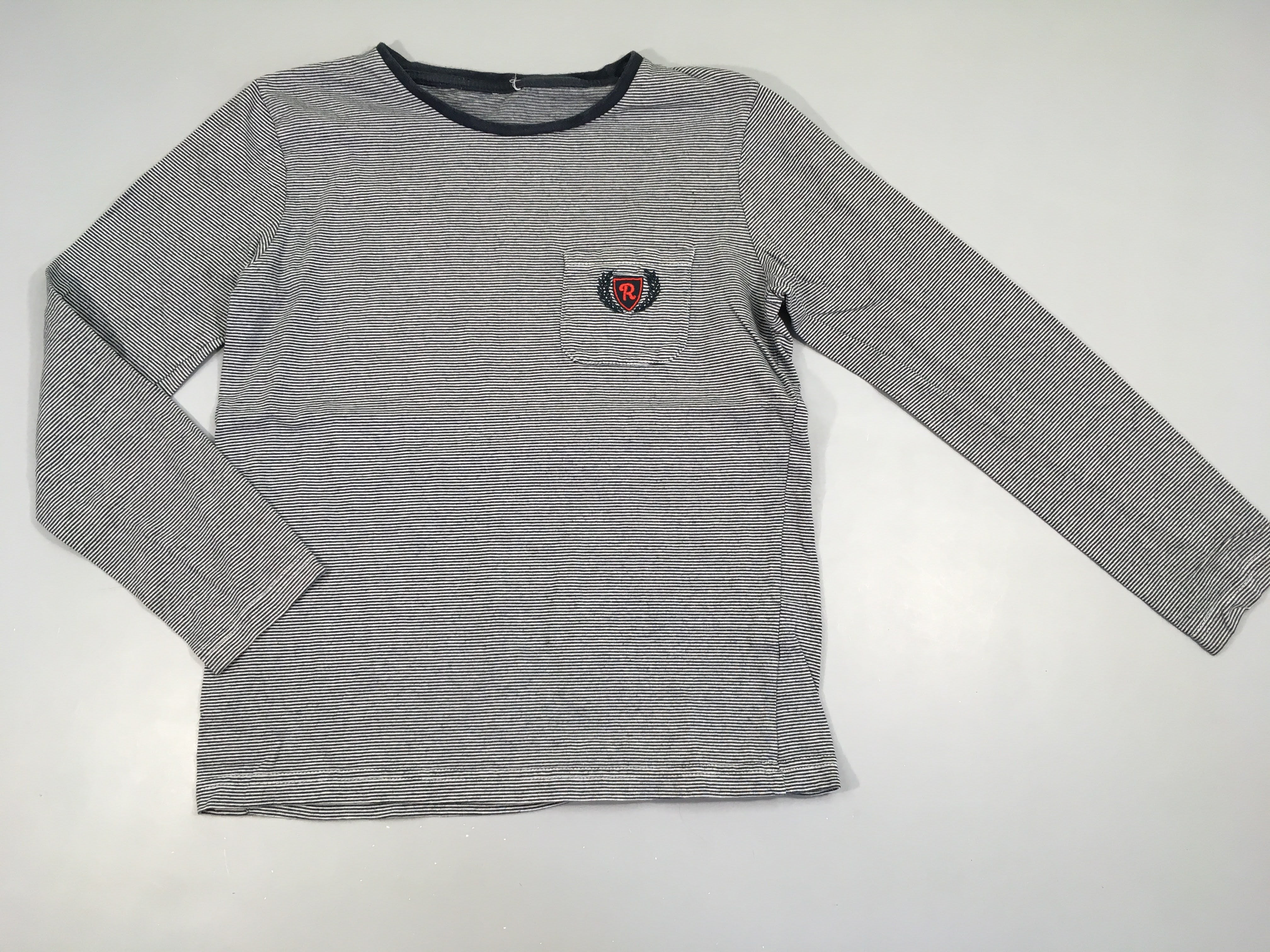 T-shirt m.l bleu foncé rayé poche R, légèrement bouloché