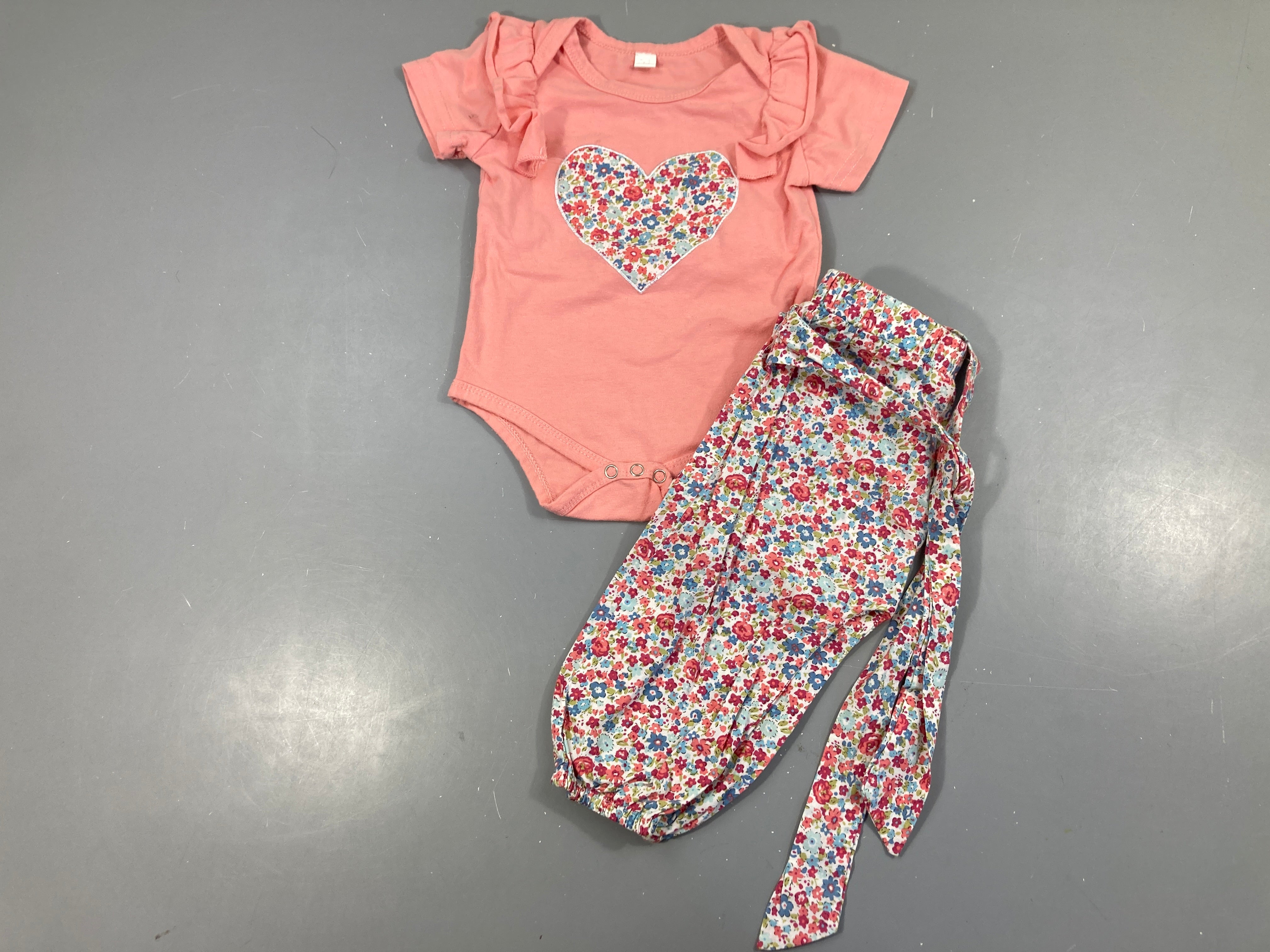Body m.c rose coeur fleurs + Pantalon
