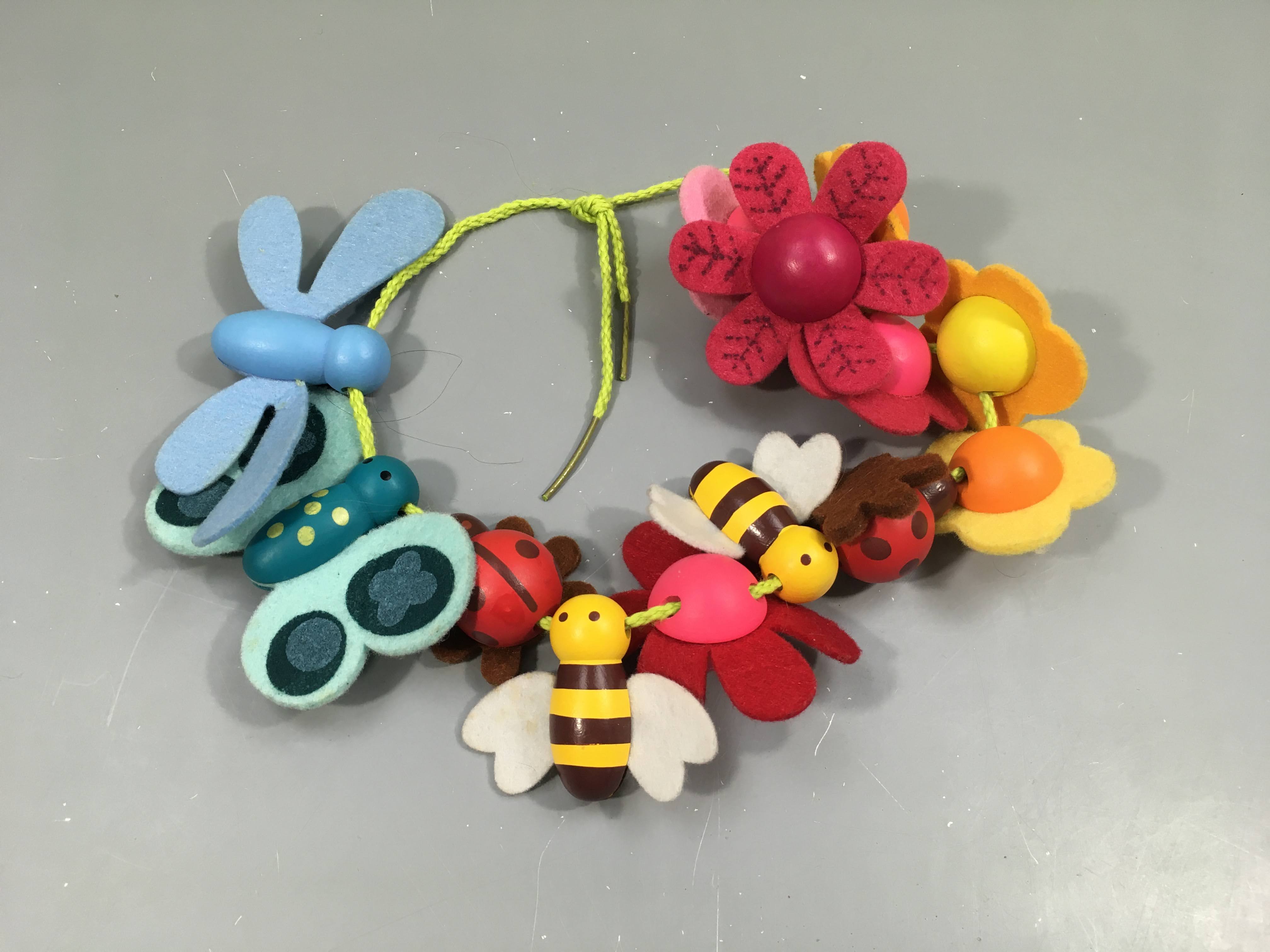 14 perles et 1 cordon - Libellule et papillon