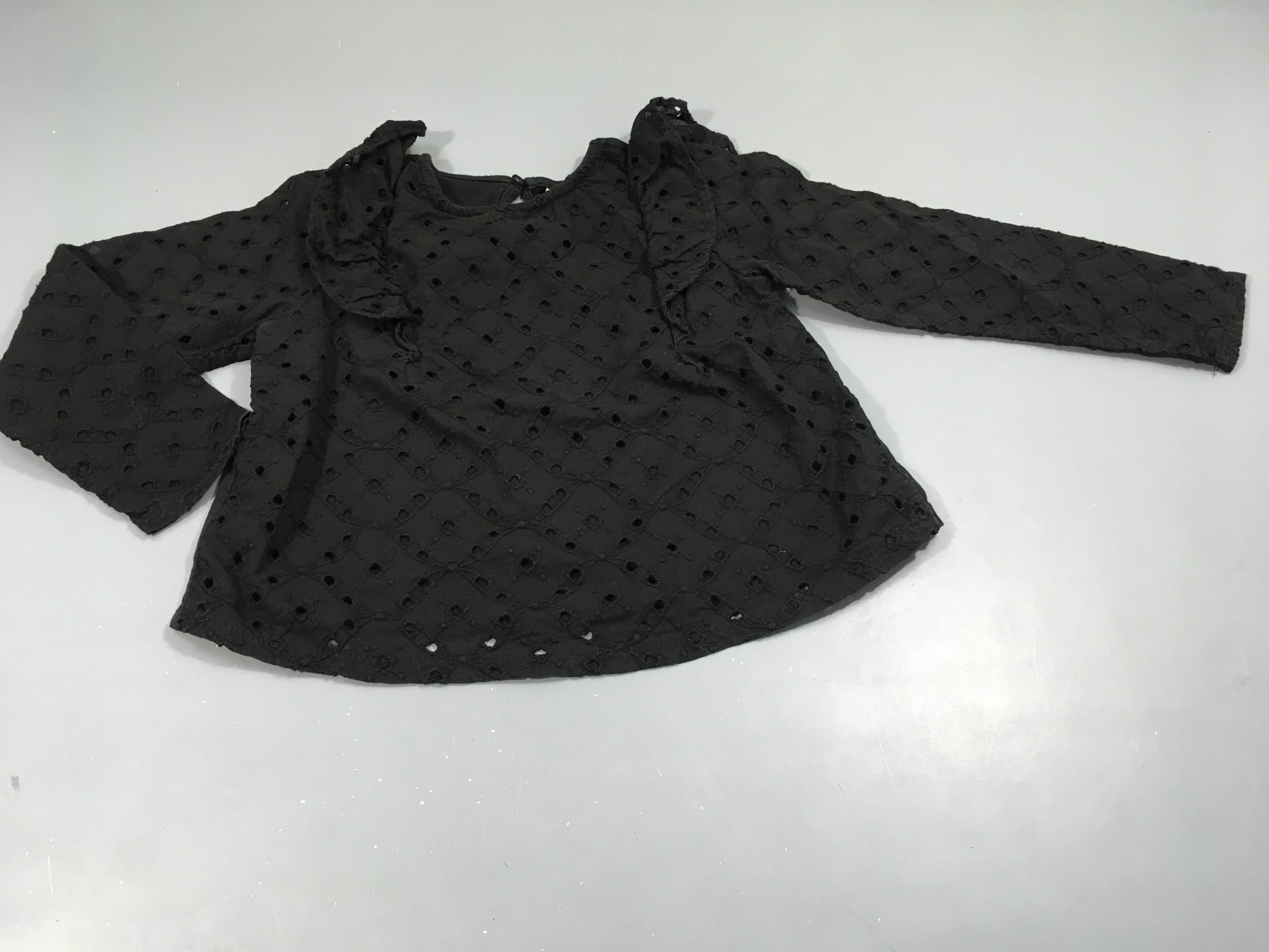 Blouse m.l  broderies  noires