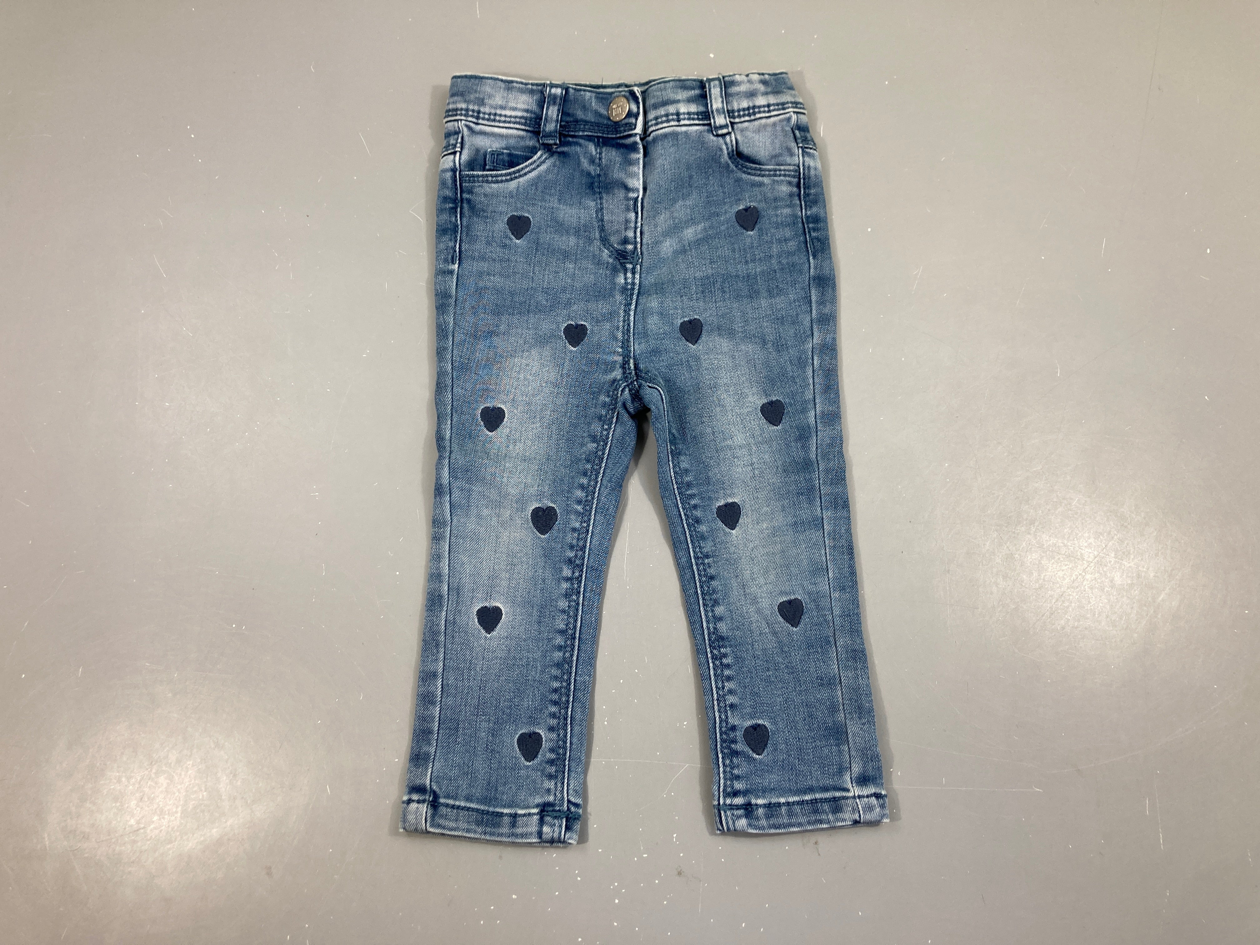 Jeans coeurs brodés