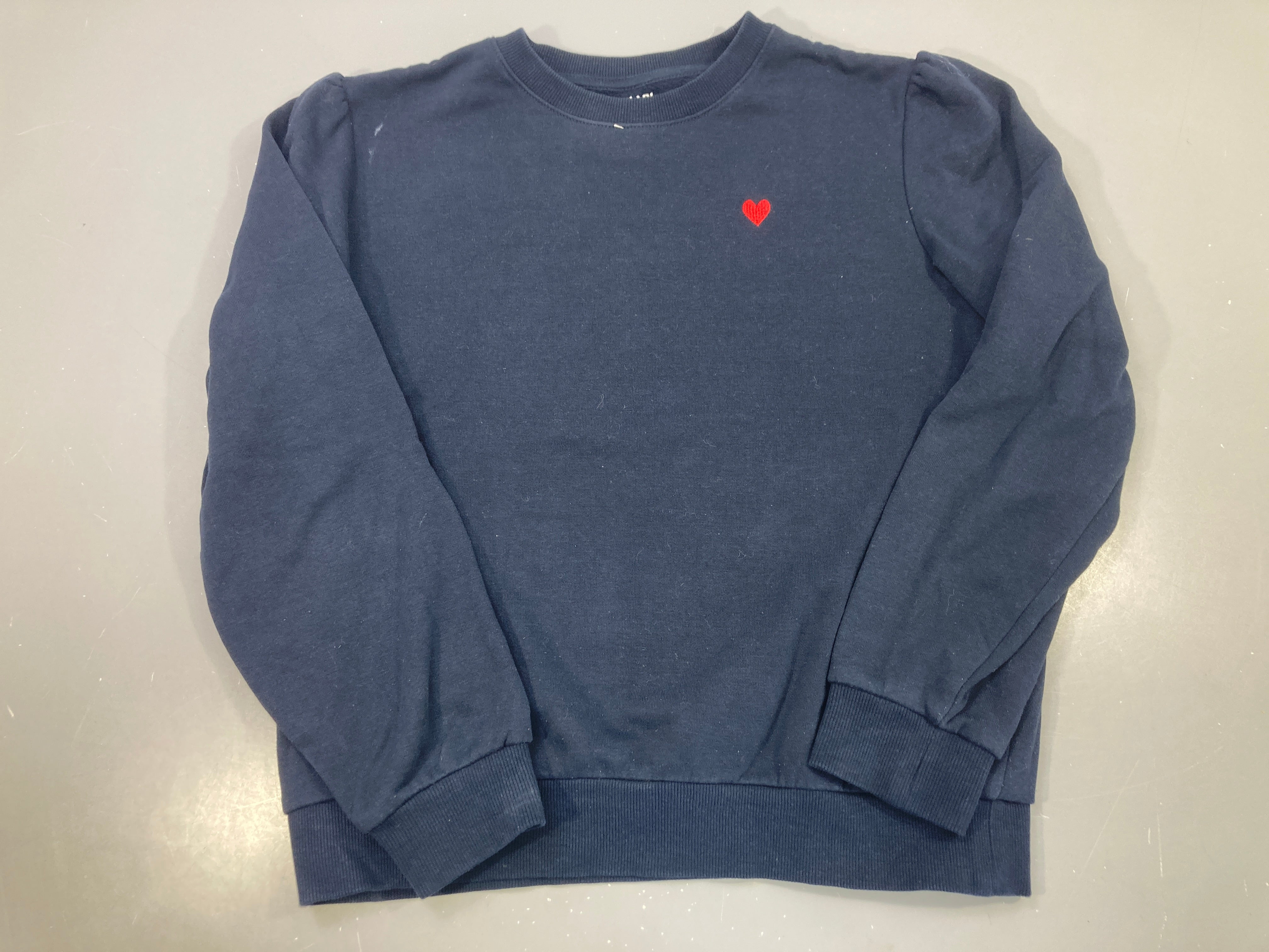 Sweat bleu marine cœur rouge brodé Légèrement bouloché bas