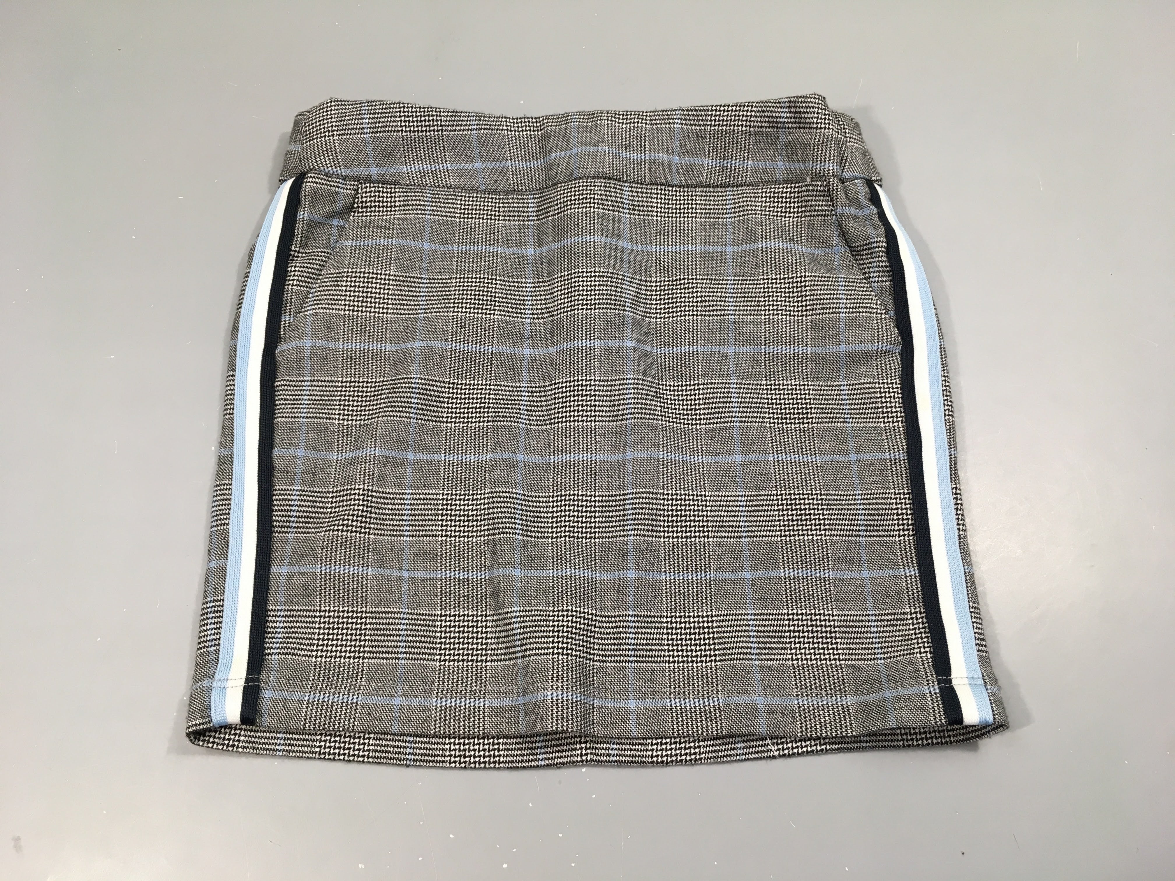 Jupe chino  à carreaux gris, blanc, bleu .