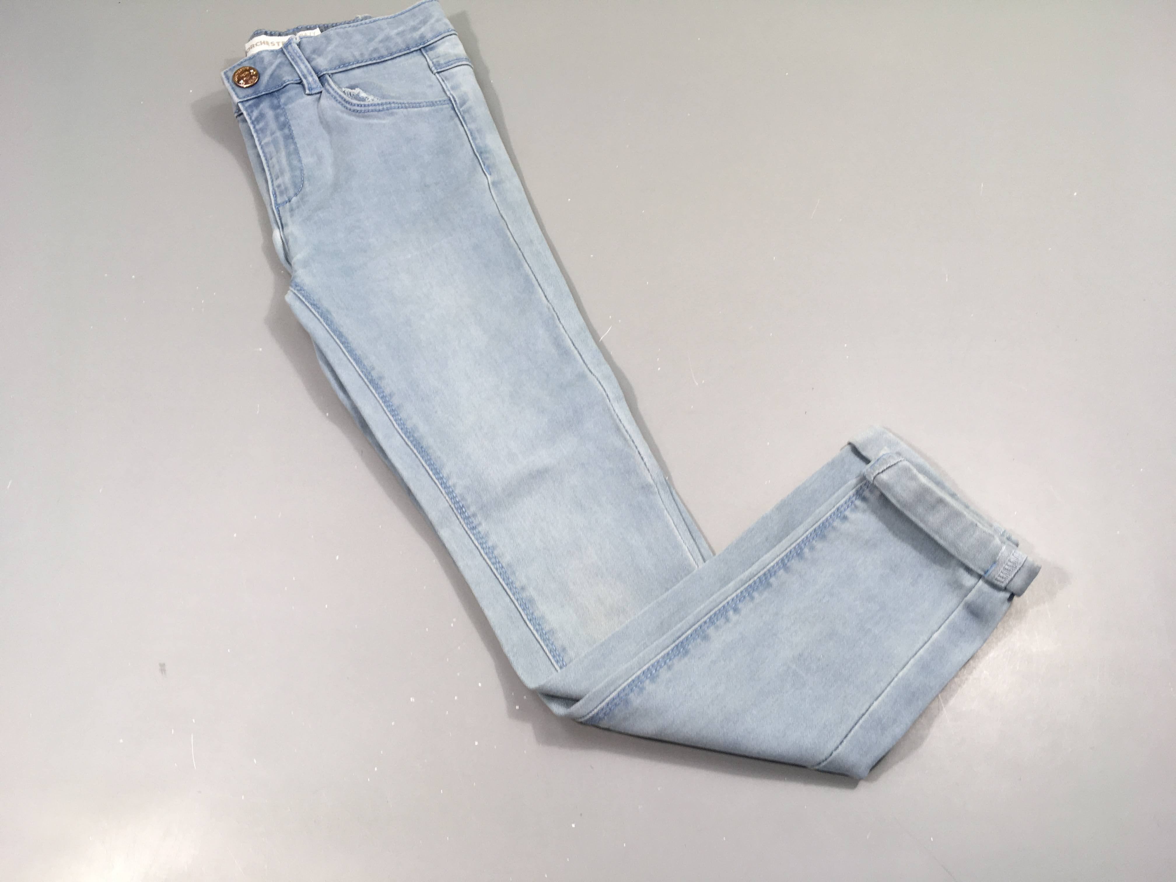 Jeans bleu clair, bouton avec strass