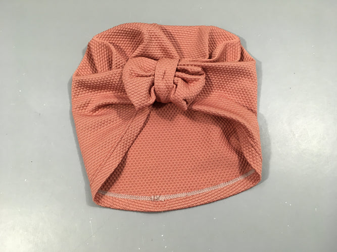 Bonnet de bain, vieux rose texturé avec noeud. Prot.ection 50+, pas de taille indiqué, estimée 50cm, moins cher chez Petit Kiwi