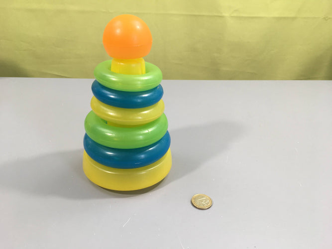 Pyramide anneaux à empiler en plastique, moins cher chez Petit Kiwi