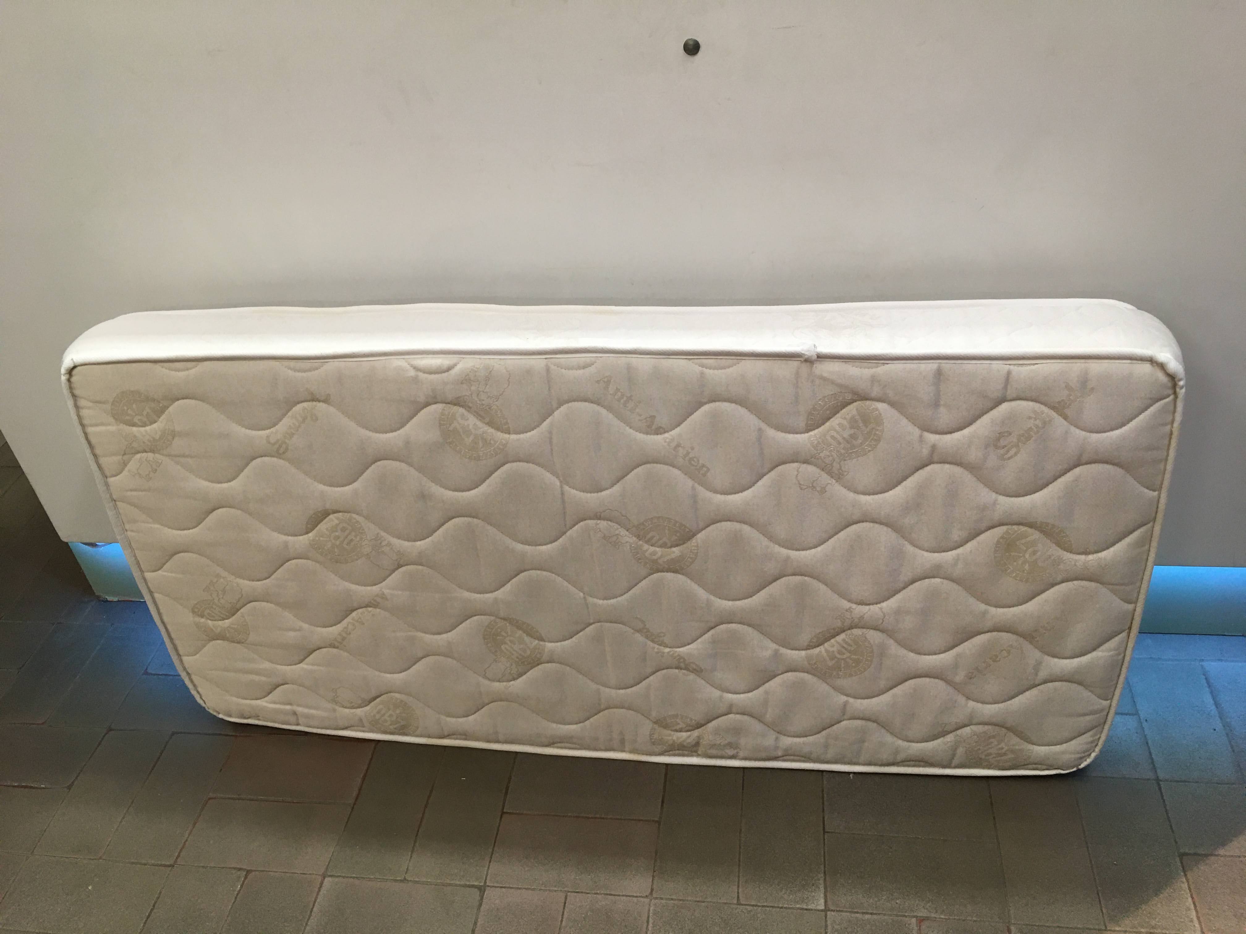 Matelas 60x120cm, auréolé