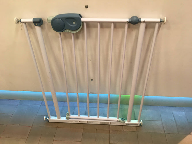 Barrière de sécurité blanche SAFETY 1st Auto-Click (73 cm à 81cm), moins cher chez Petit Kiwi