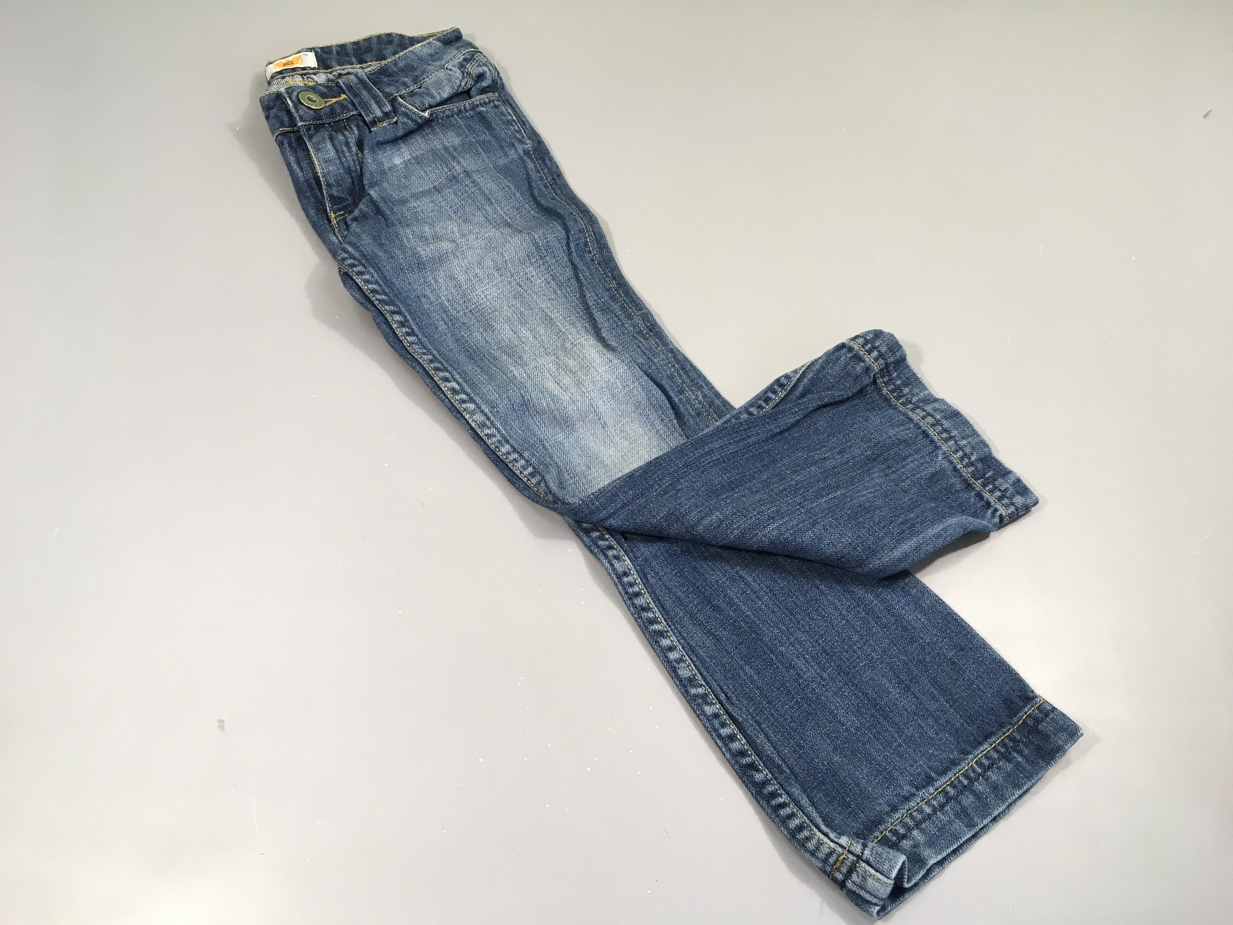 Jeans effet légèrement délavé