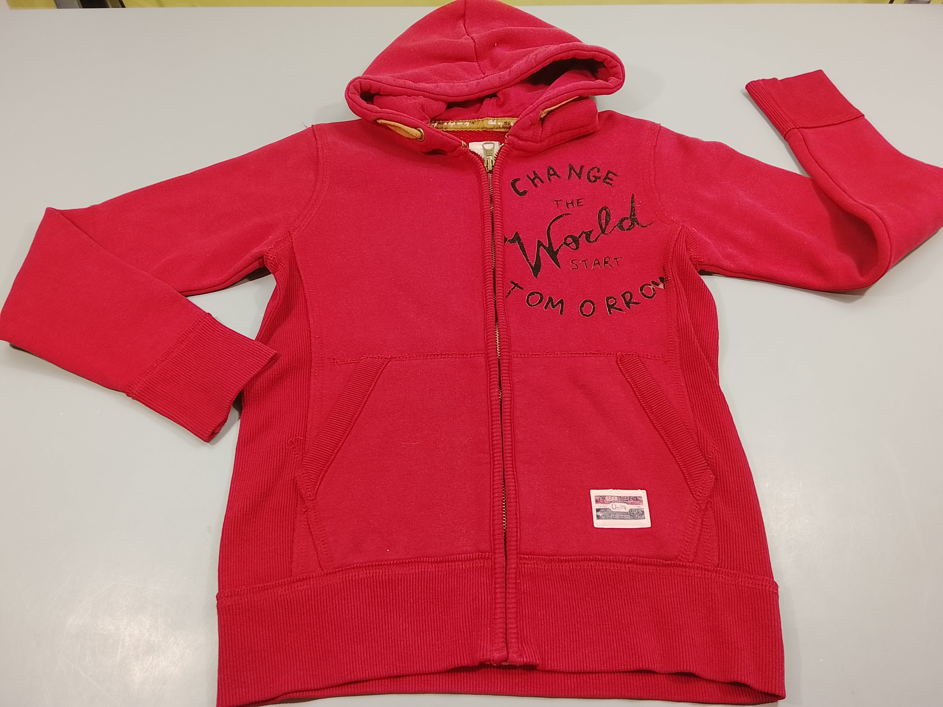 Sweat zippé capuche rouge 