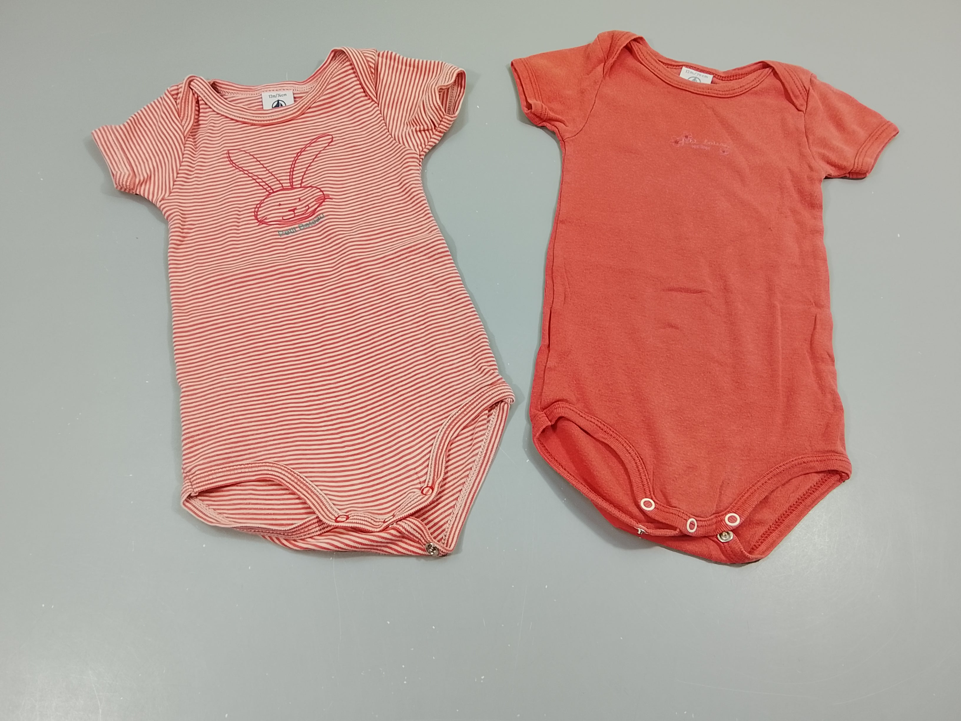 Lot de 2 bodies m.c 1 orange rayé blanc tête de lapin et 1  orange