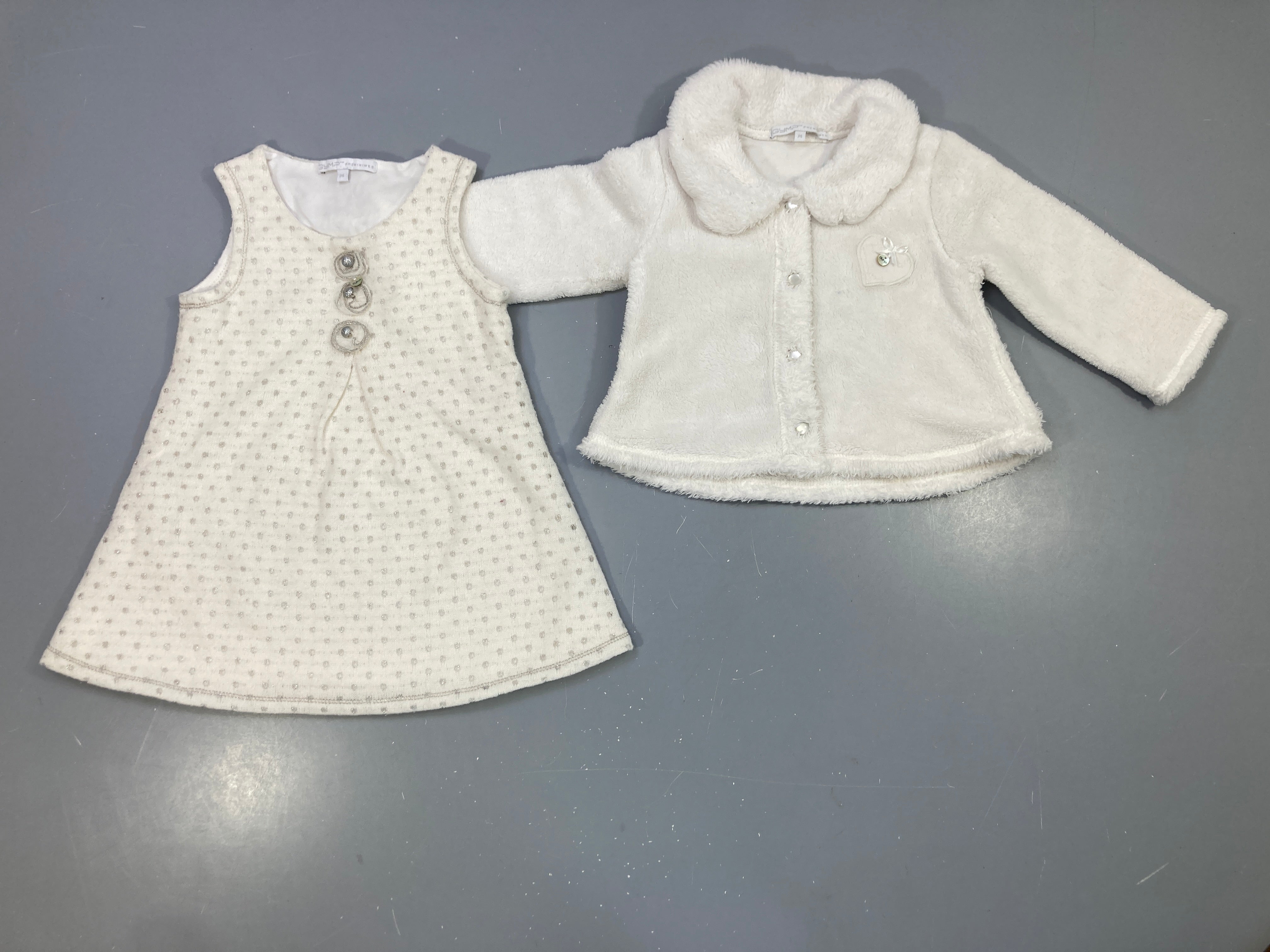 Robe s.m écrue à pois + gilet fausse fourrure écru assorti
