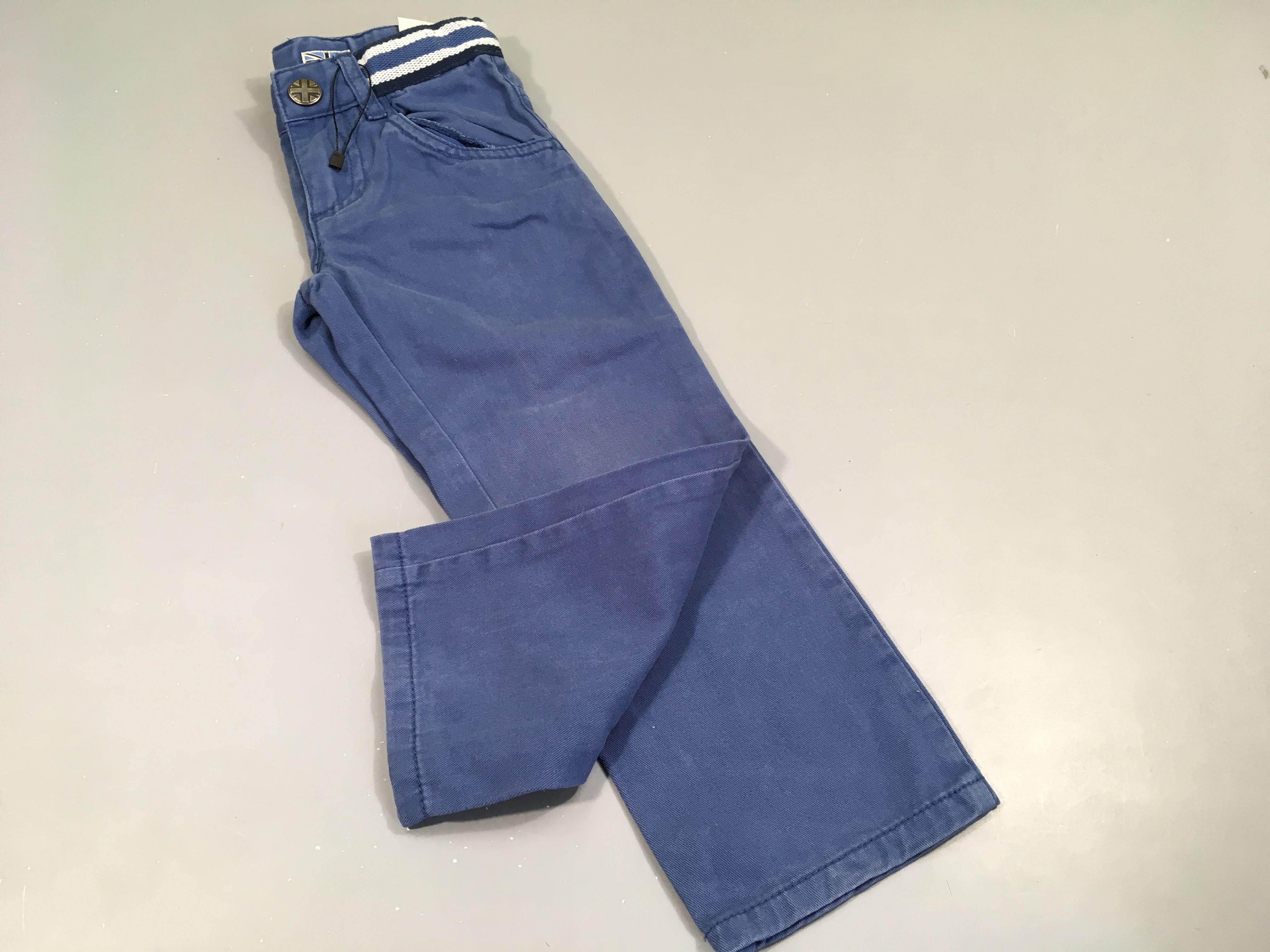 Pantalon bleu, effet ceinture à la taille bleu rayé blanc