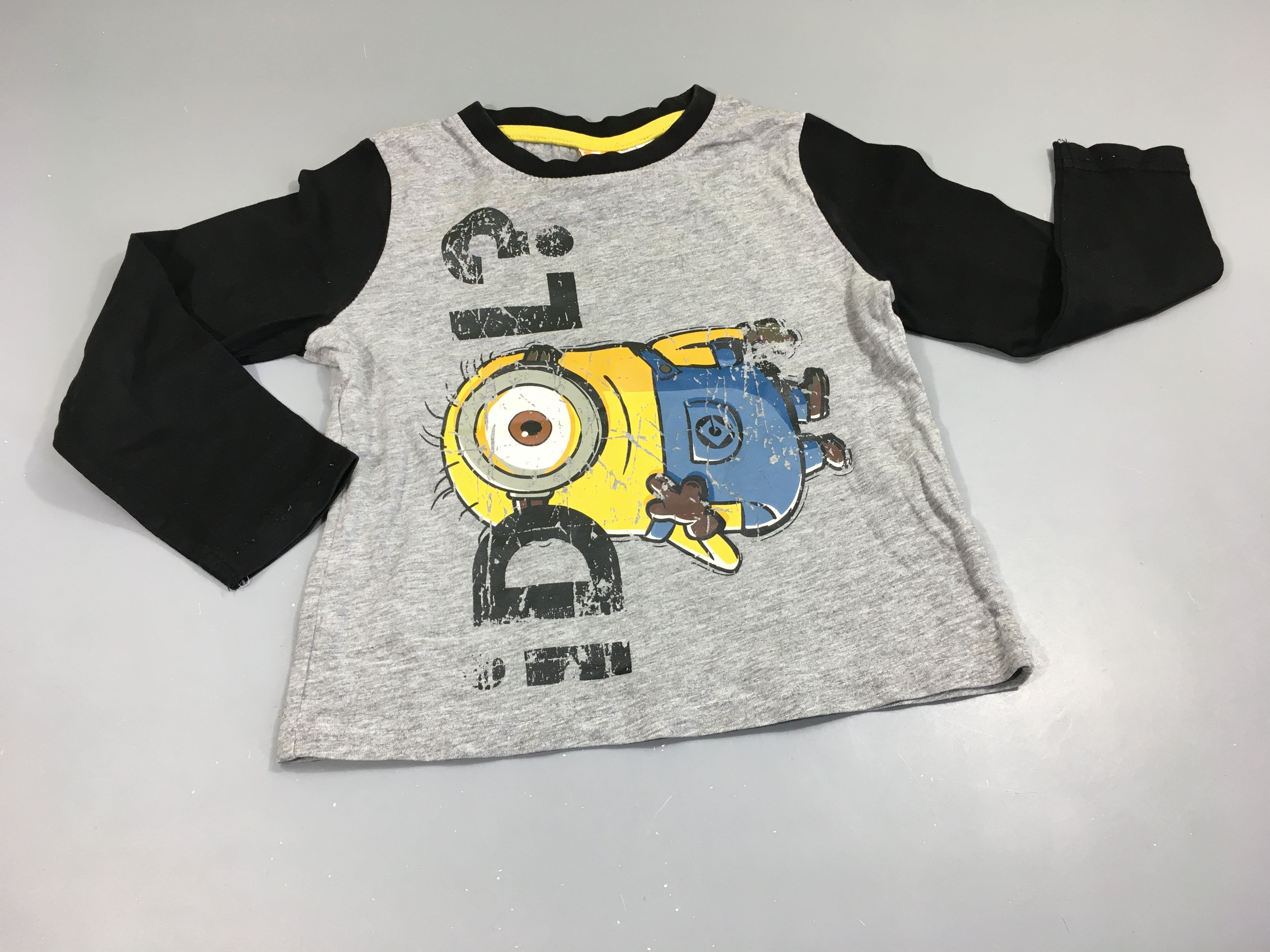 T-shirt m.l gris flammé, manches noires? Minion . Flocage abîmé