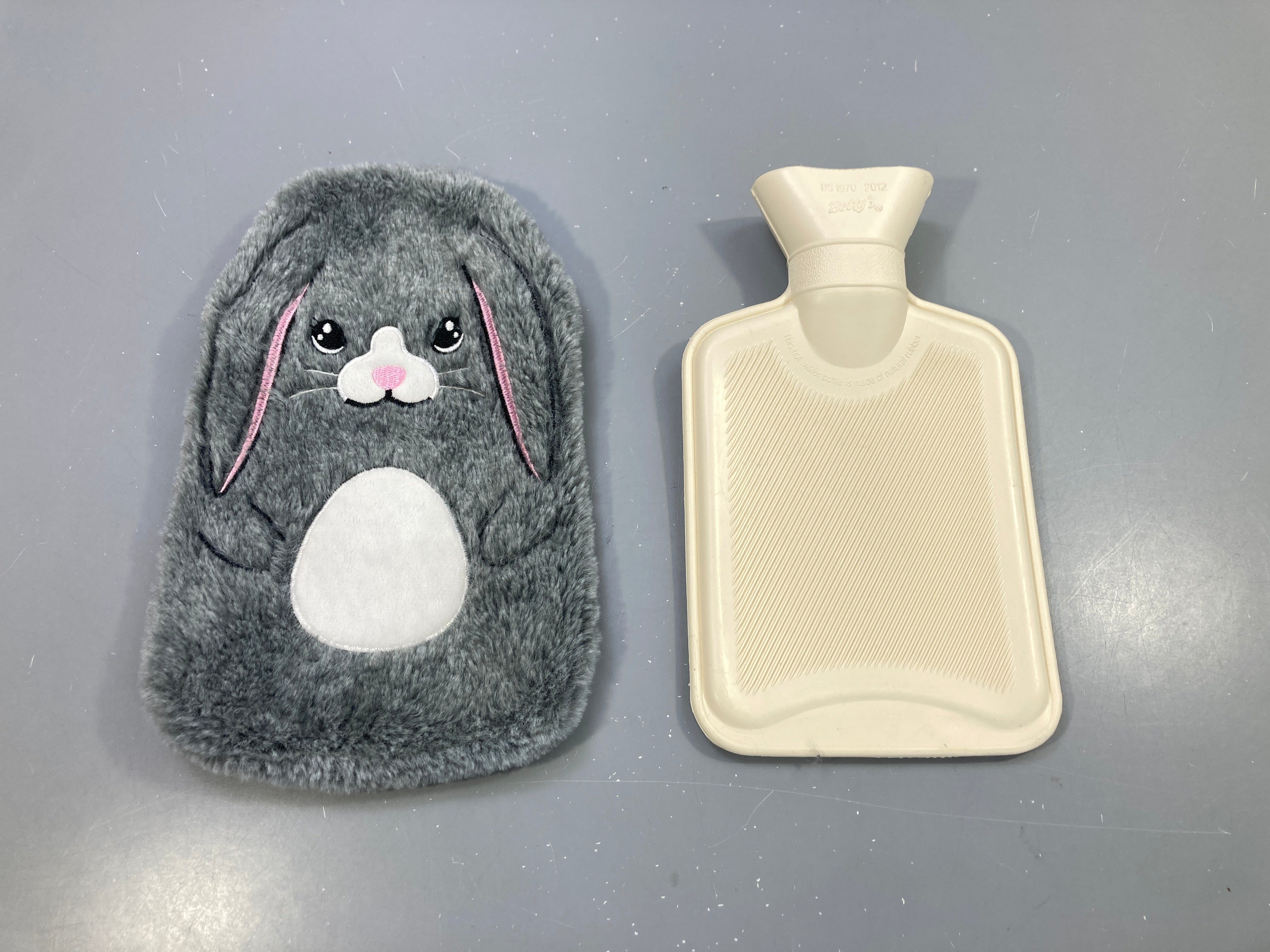 Bouillotte peluche lapin gris, ventre blanc (Action)