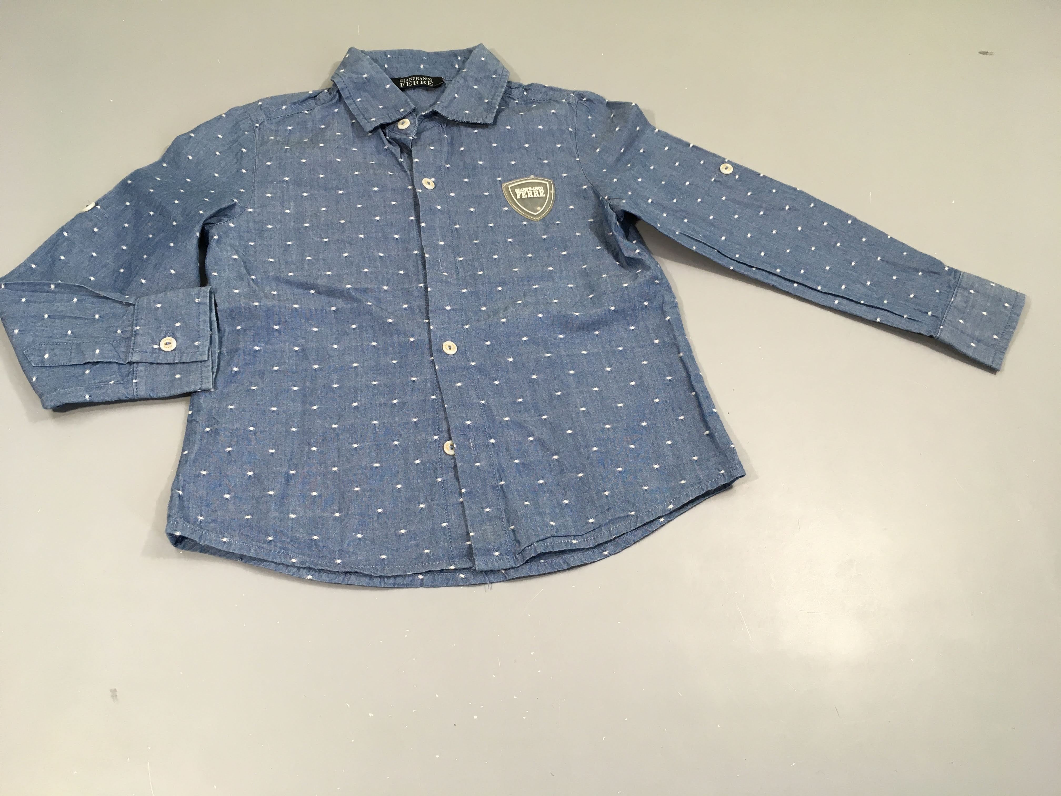 Chemise m.l bleu denim à pois. Pas de taille indiquée, estimée 3a