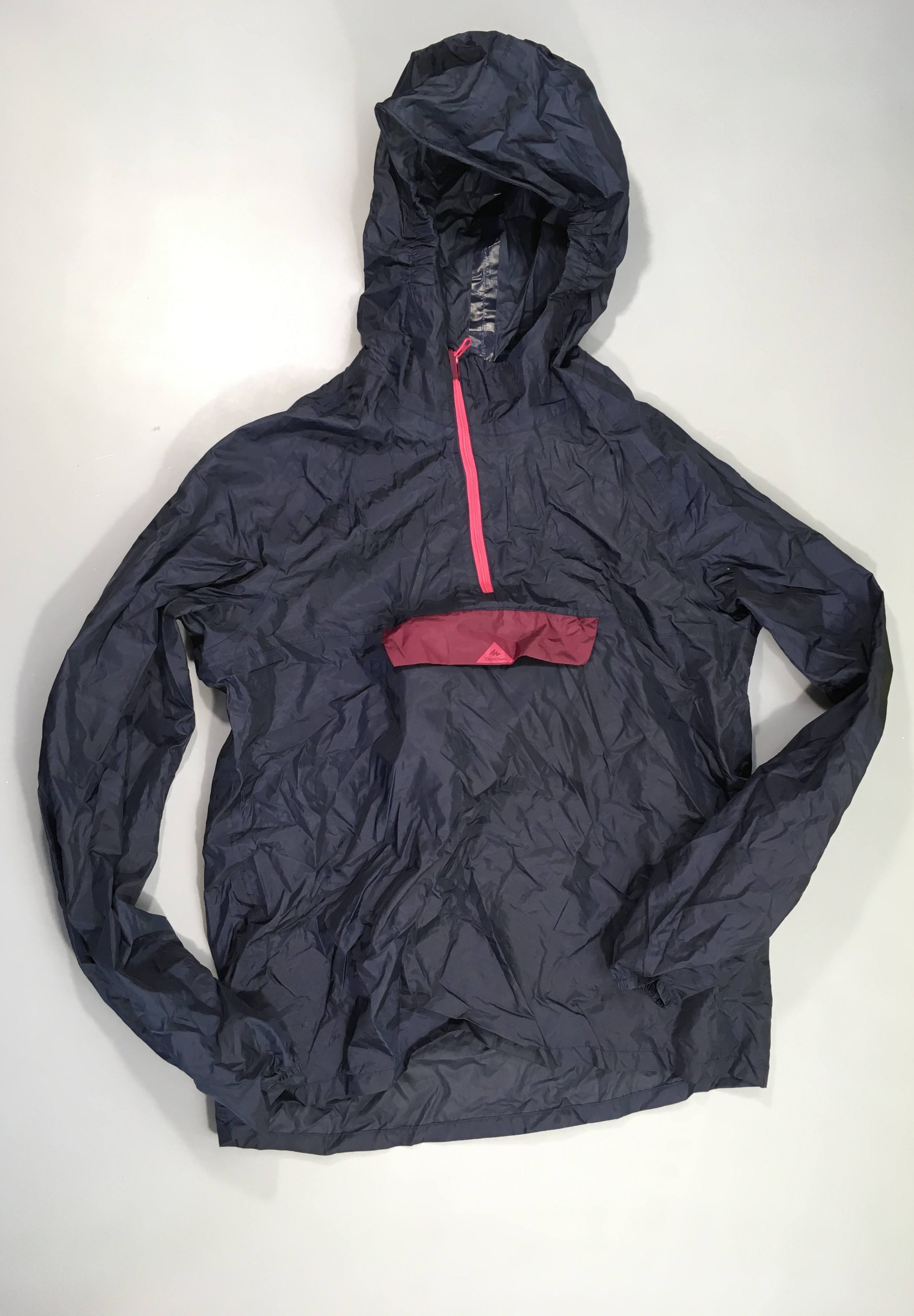 Veste style k-way bleu foncé/bordeaux à capuche