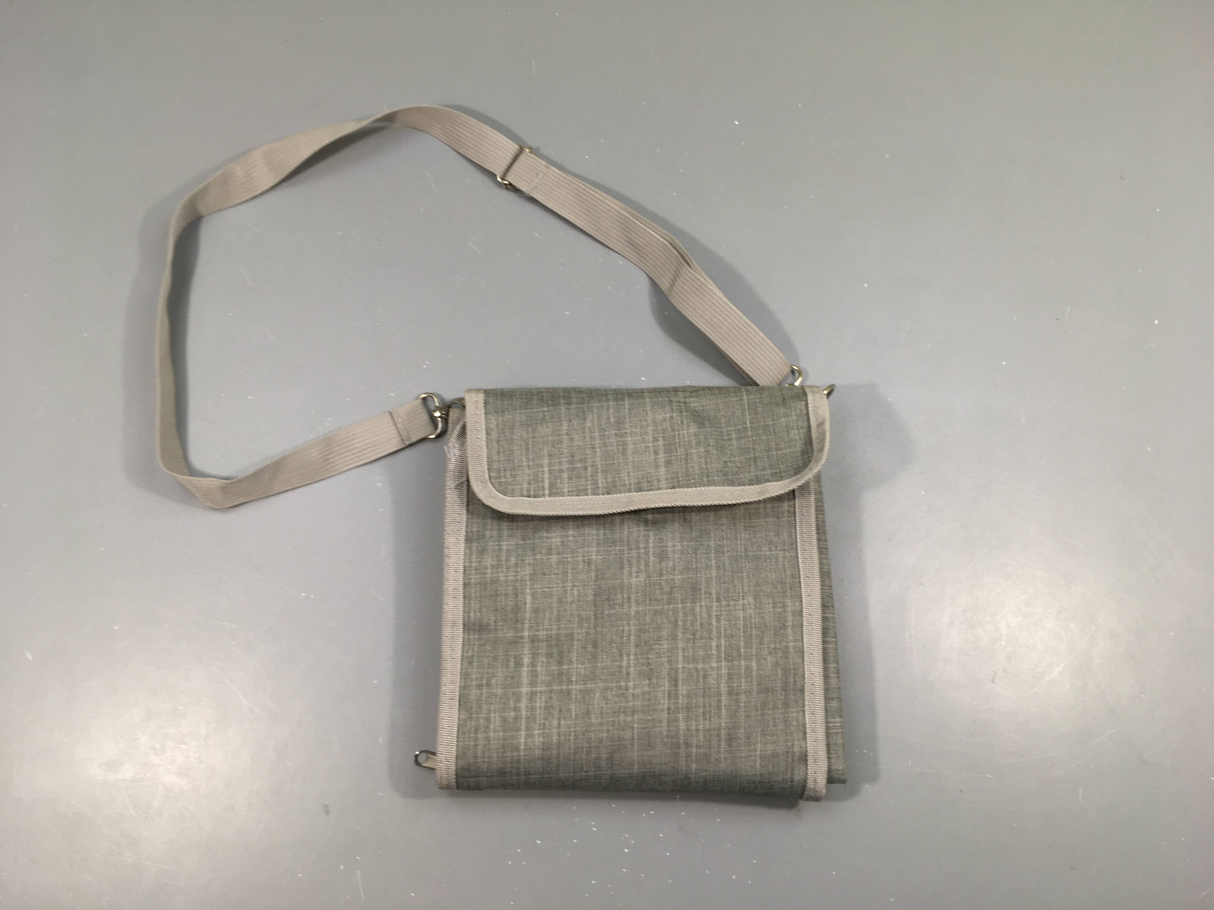 Pochette Tapis à langer nomade avec des compartiments de rangement intégrés, gris