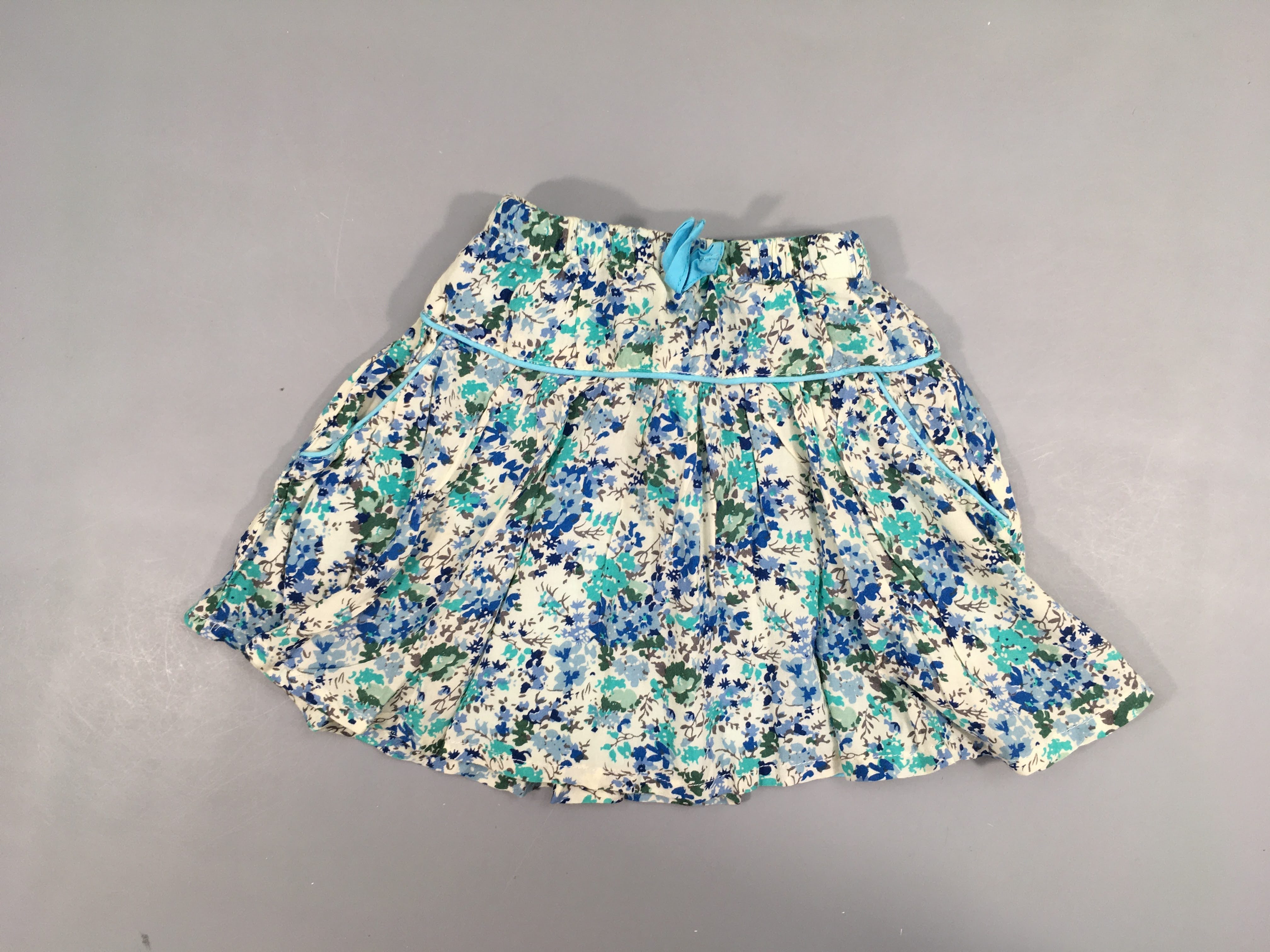 Jupe blanche fleurs bleues noeud