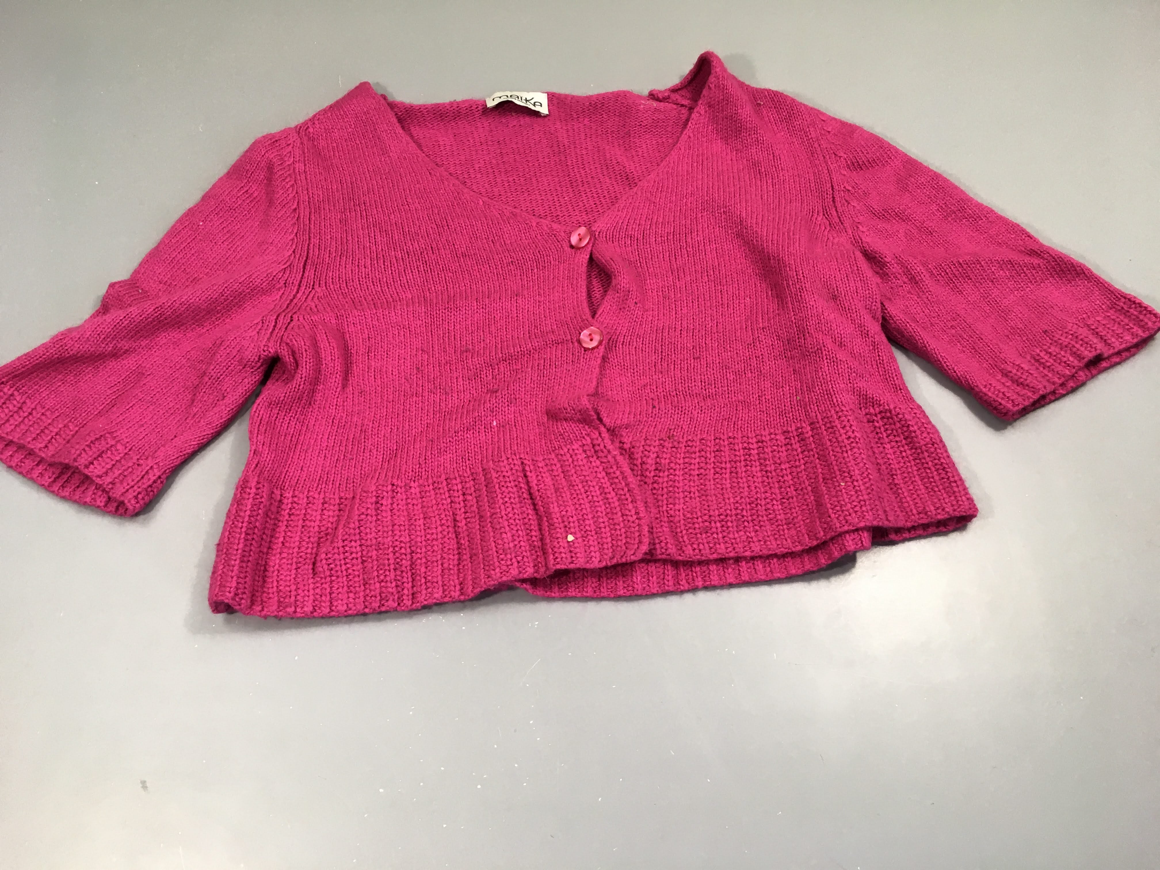 Gilet court  de grossesse rose,Maïka, un peu bouloché, à relaver petite tache sur le dessous