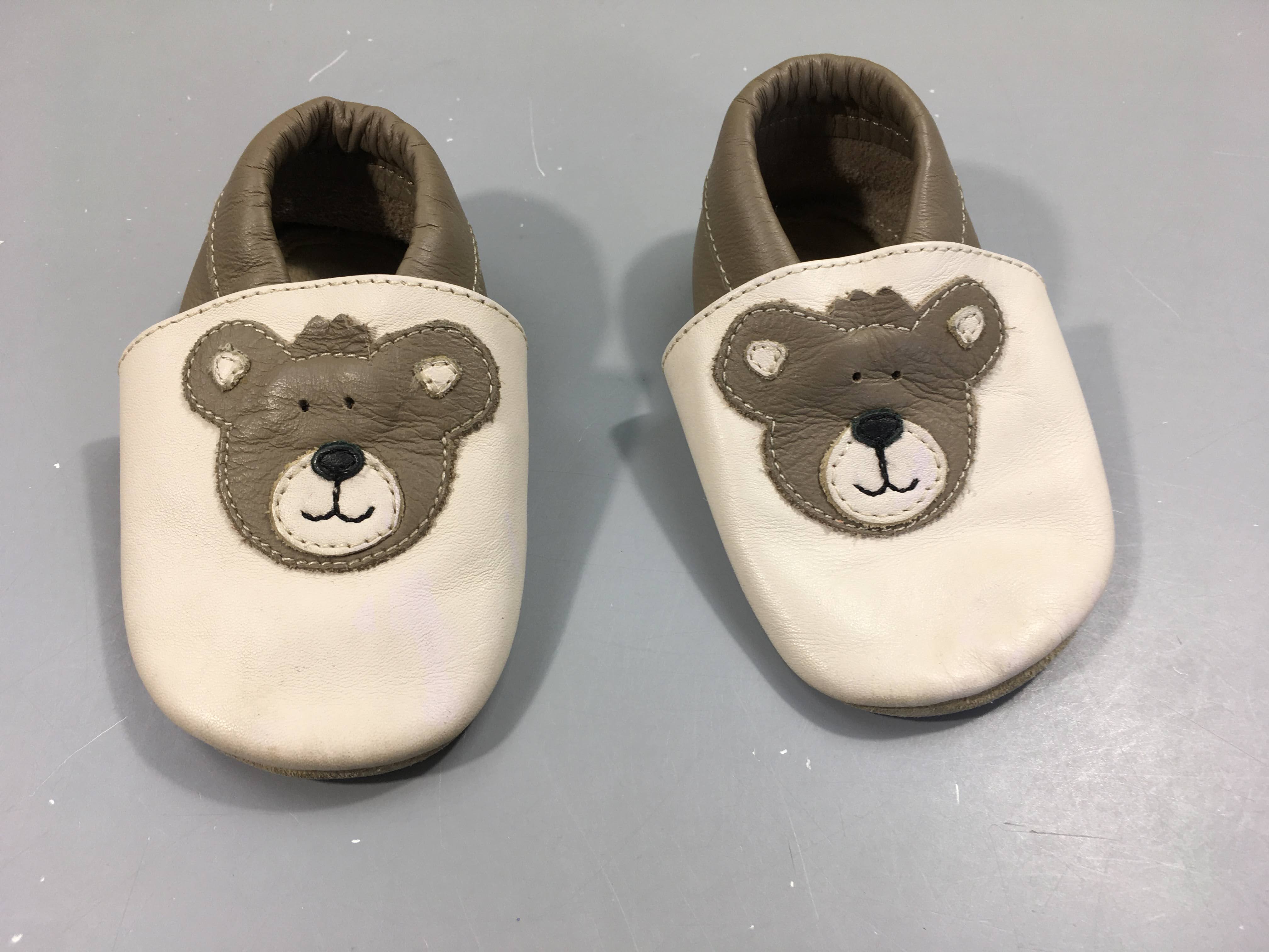 Chaussons cuir gris, beige têtes d'ours -M