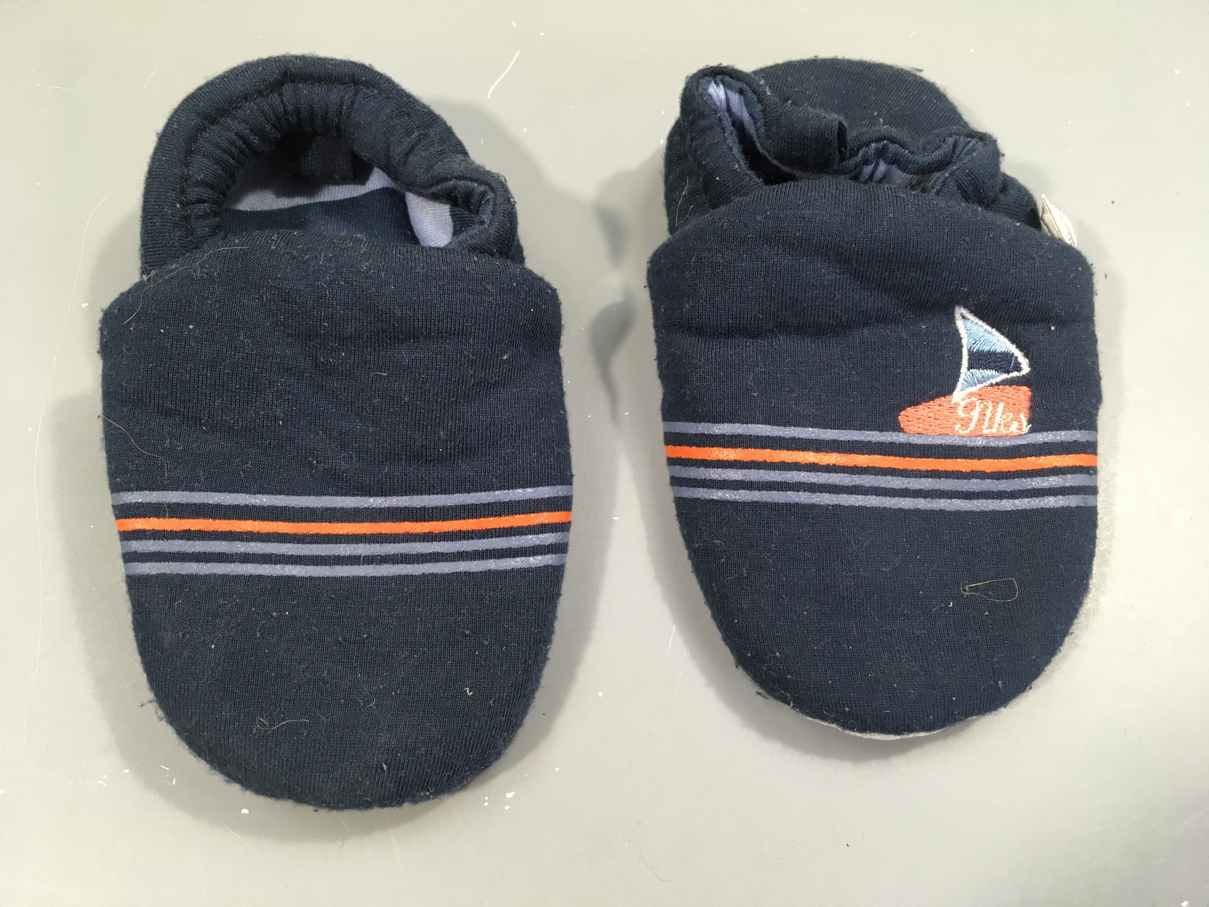 Chaussons bleu marine  rayures bleu rouge. Pas de pointure indiquée