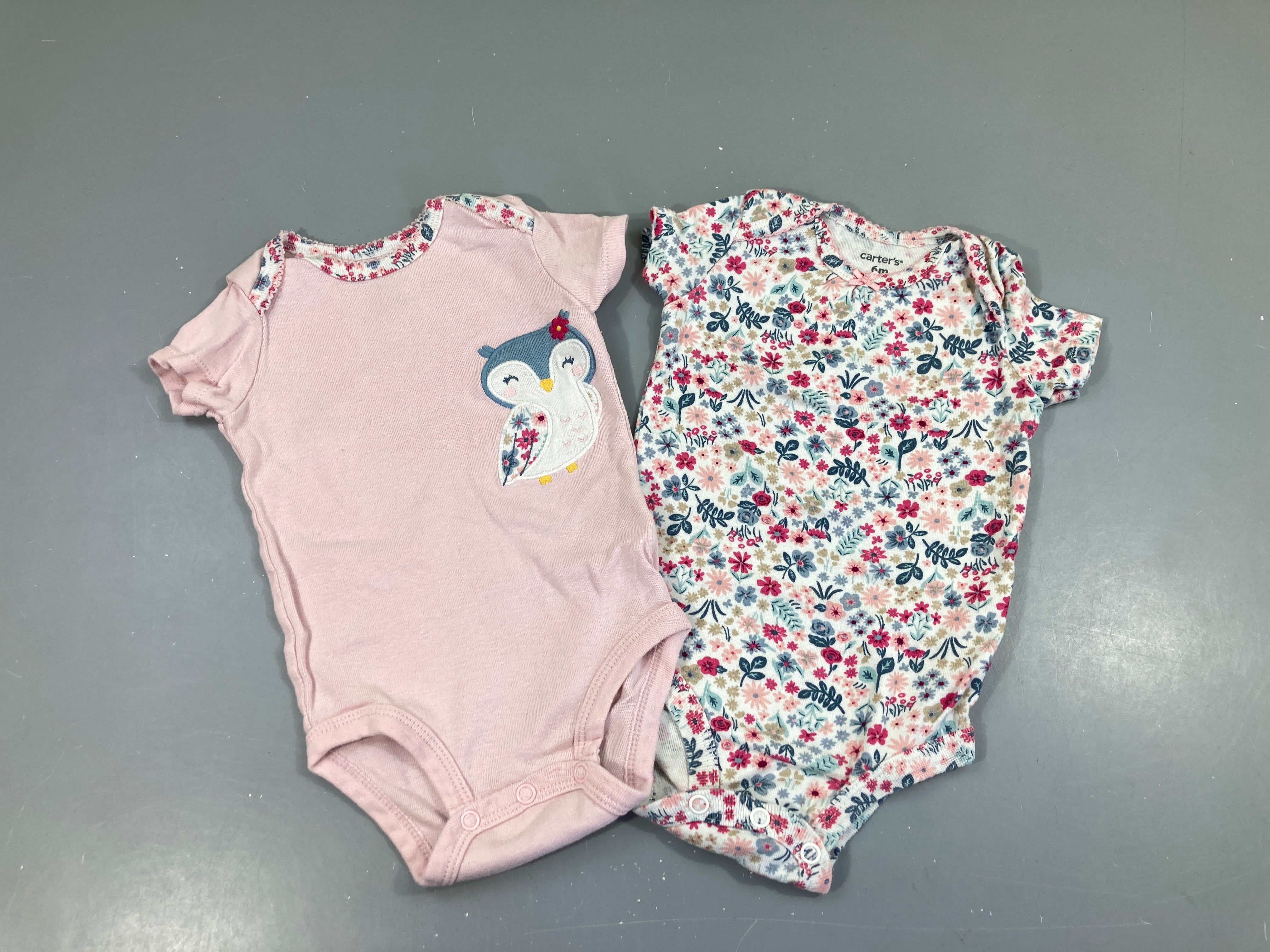 Lot de 2 bodies m.c rose fleuri hibou, légèrement bouloché