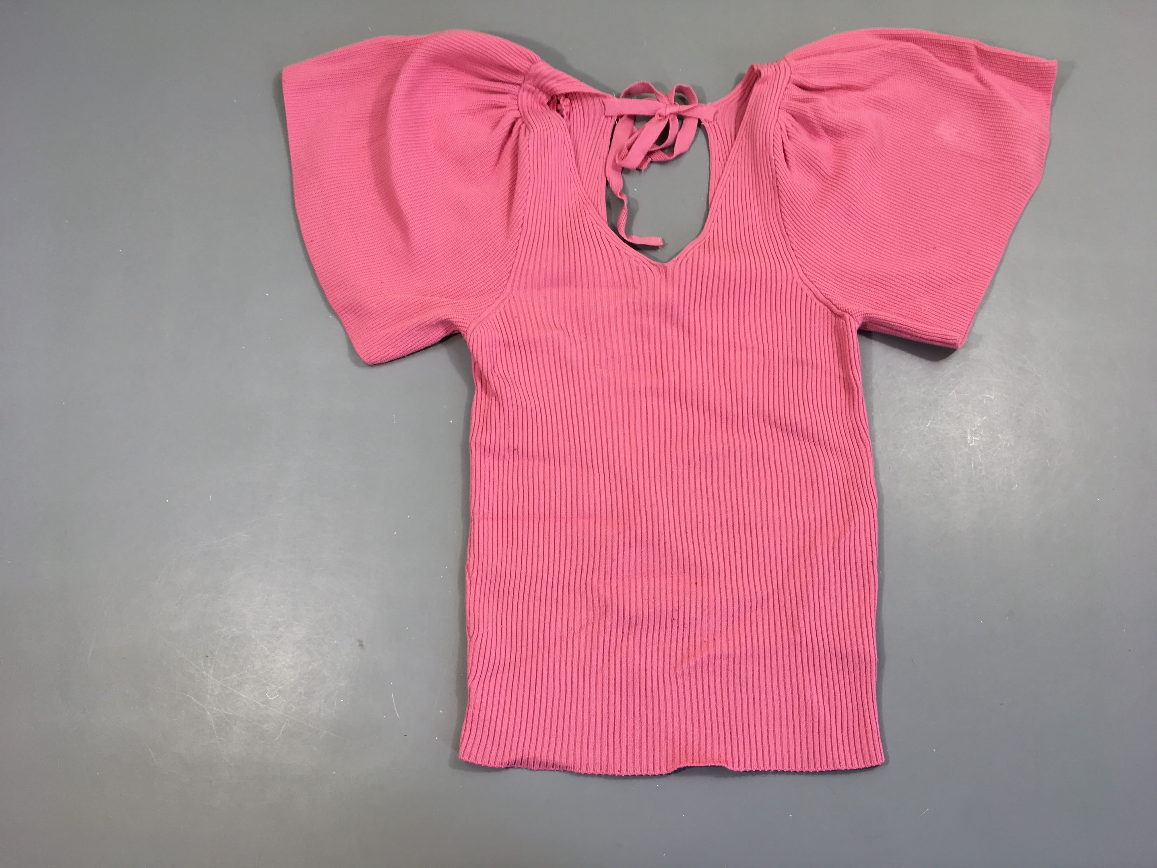 Pull m.c rose manches amples dos ouvert, petite tache à la manche